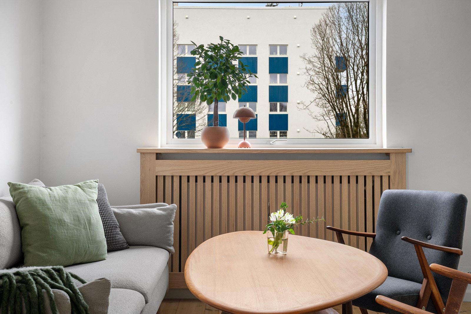 Møbelsnekker har laget lekre innramminger av radiatorene med vannbåren varme. Vannbårne varmen er inkludert om vinteren i felleskostnadene. Galleribilde