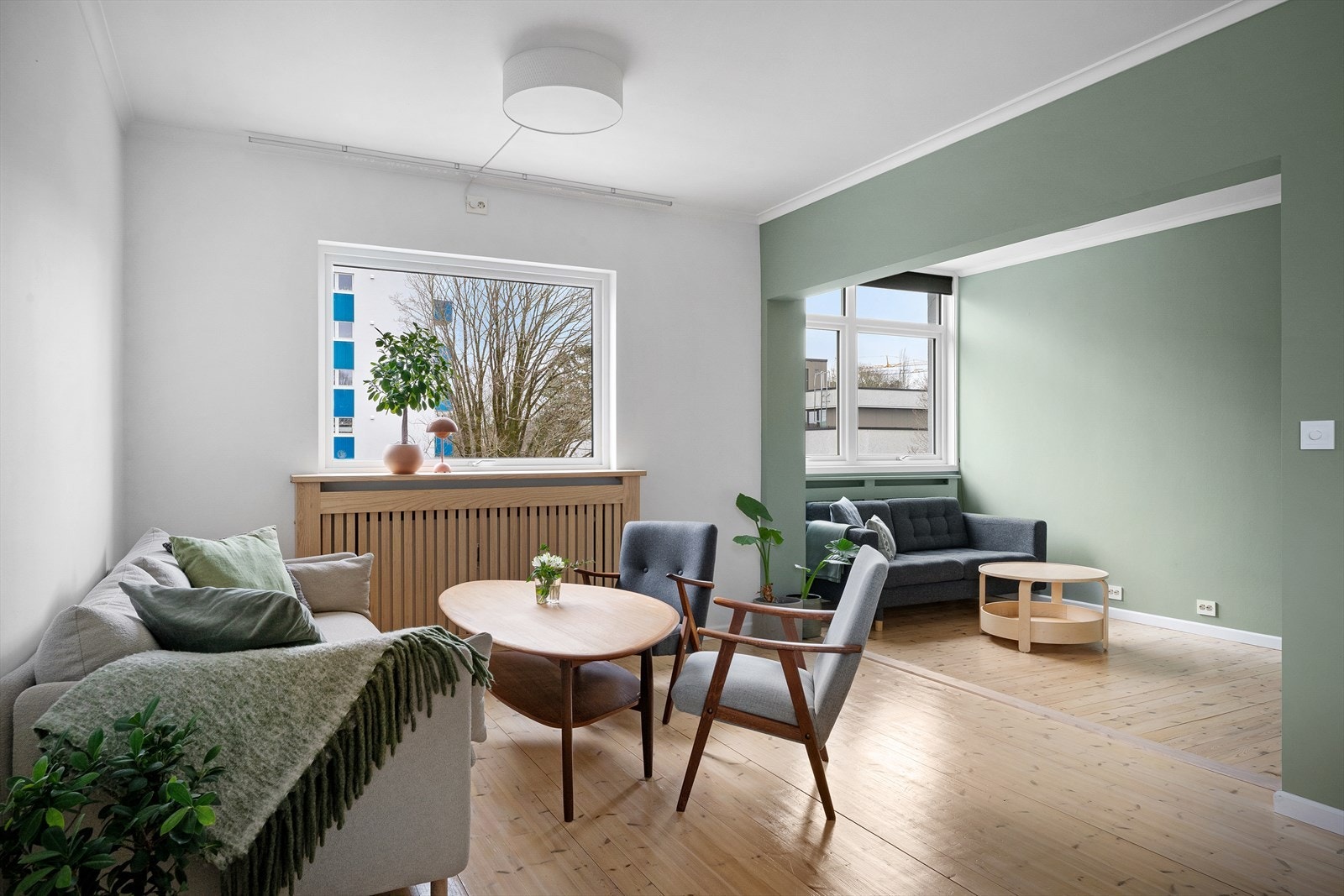 Møbelsnekker har laget lekre innramminger av radiatorene med vannbåren varme. Vannbårne varmen er inkludert om vinteren i felleskostnadene. Galleribilde