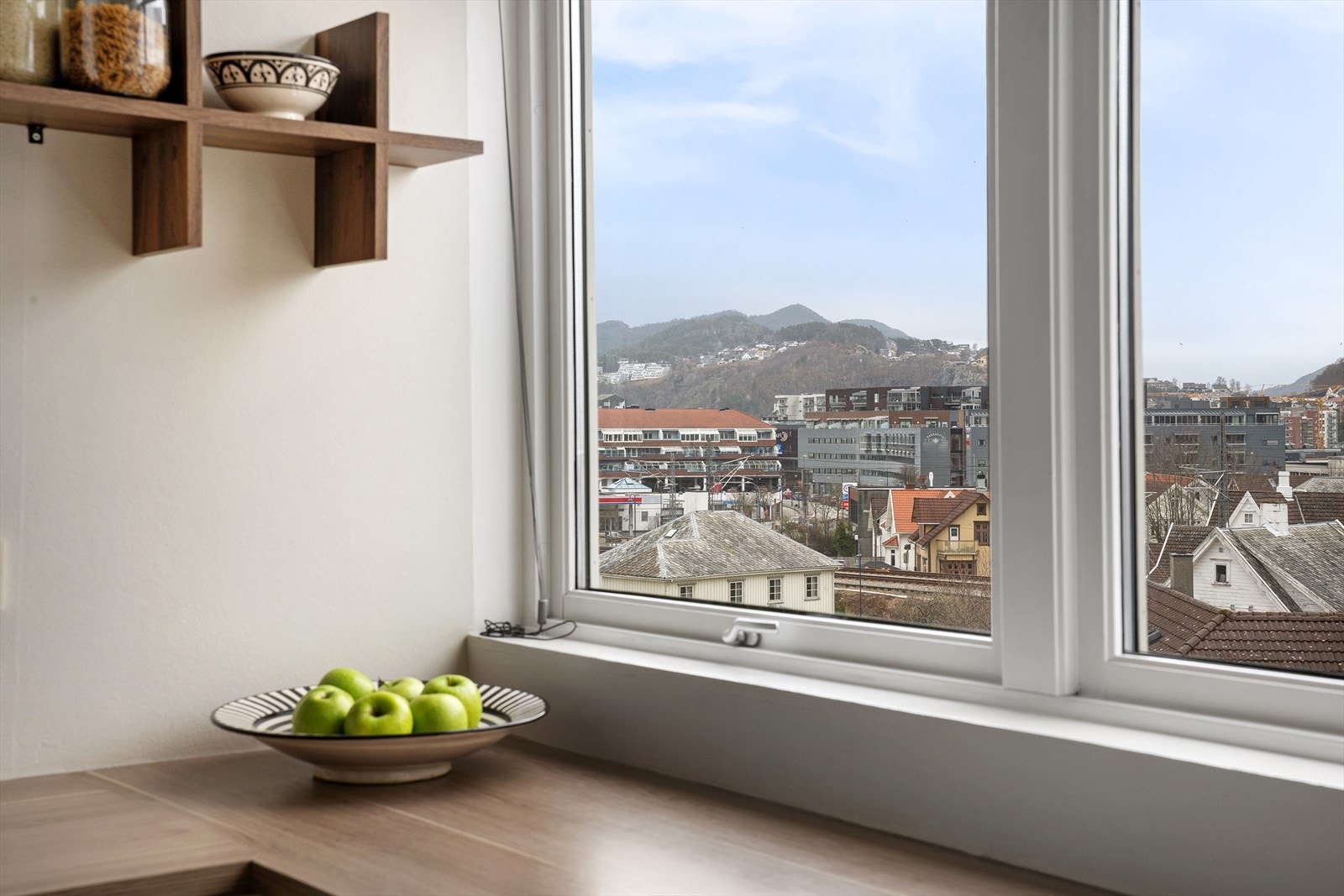 Perfekt kosekrok - Her kan dere kan nyte en kaffekopp og PC, eller bare sitte å se mot fjellnutene og åpen himmel. Galleribilde