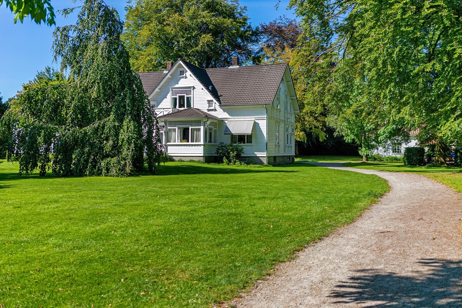 Sandvedparken som nabo gir optimal kombinasjon av byliv, natur, tur og trening. Høy trivsel. Galleribilde