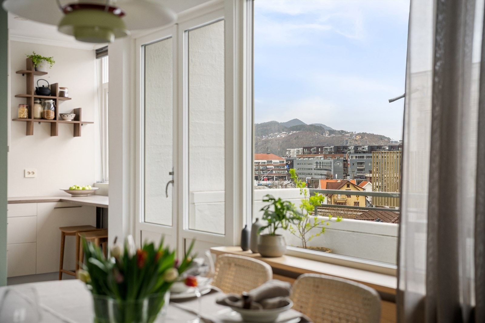 Dobbeldør ut på balkong kan åpnes opp på fine dager og gi en luftig og fin atmosfære. De store vinduene langs hele leiligheten og på flere sider - bidrar til god bokvalitet og herlig atmosfære året rundt. Galleribilde