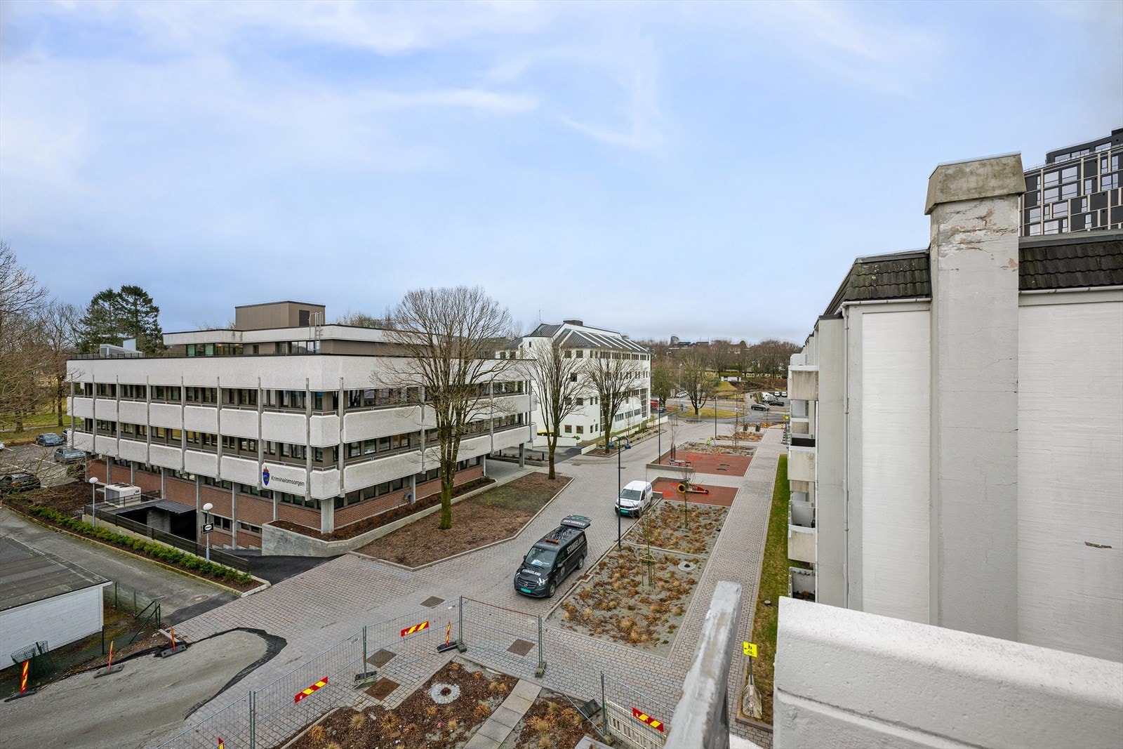 Herlig utsikt over miljøgate og grønne lunger, og sol til kvelds fra en av to balkonger. Galleribilde