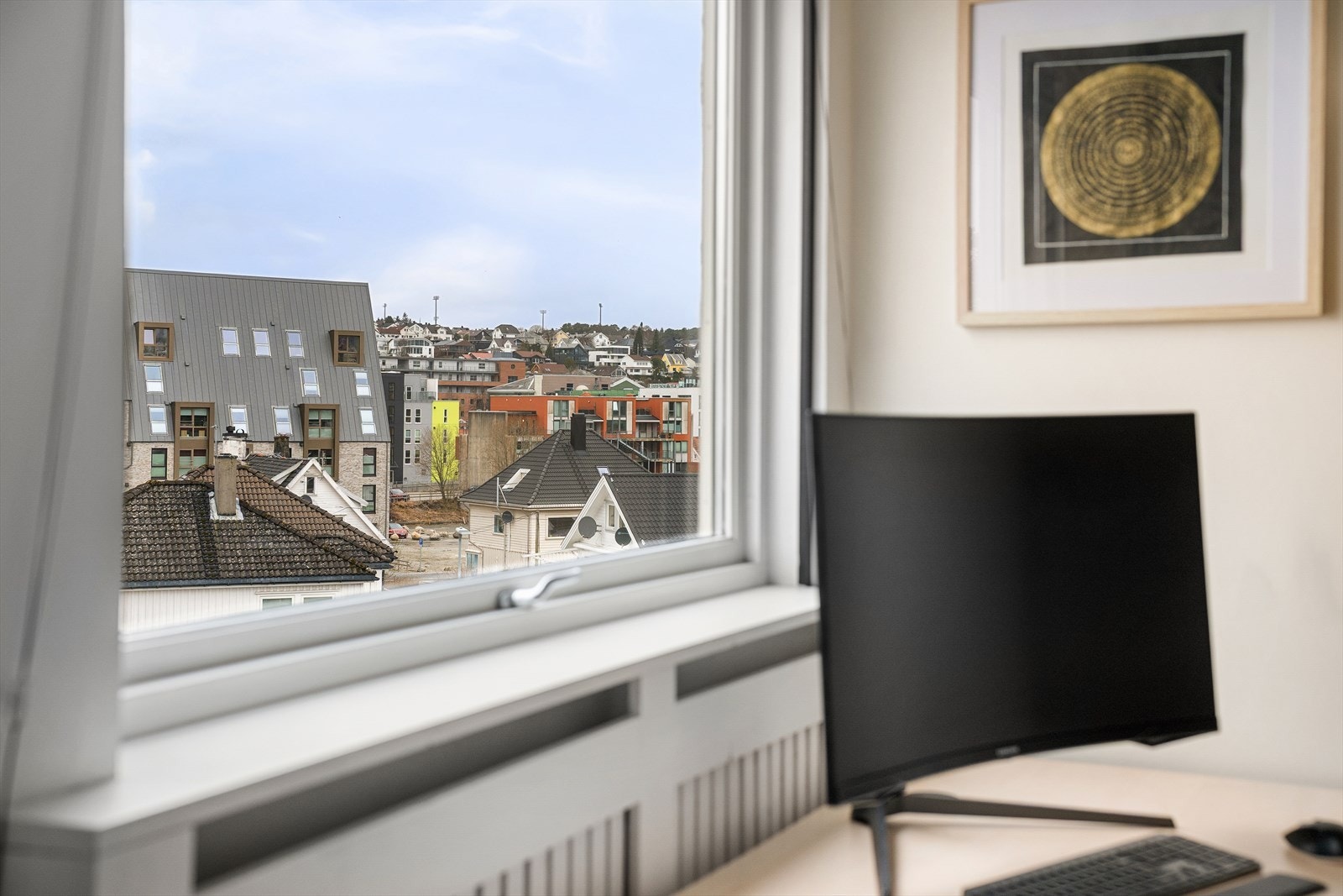 Byutsikt fra hjemmekontoret. Naturlig lys gjør det til et fint sted å jobbe. Galleribilde