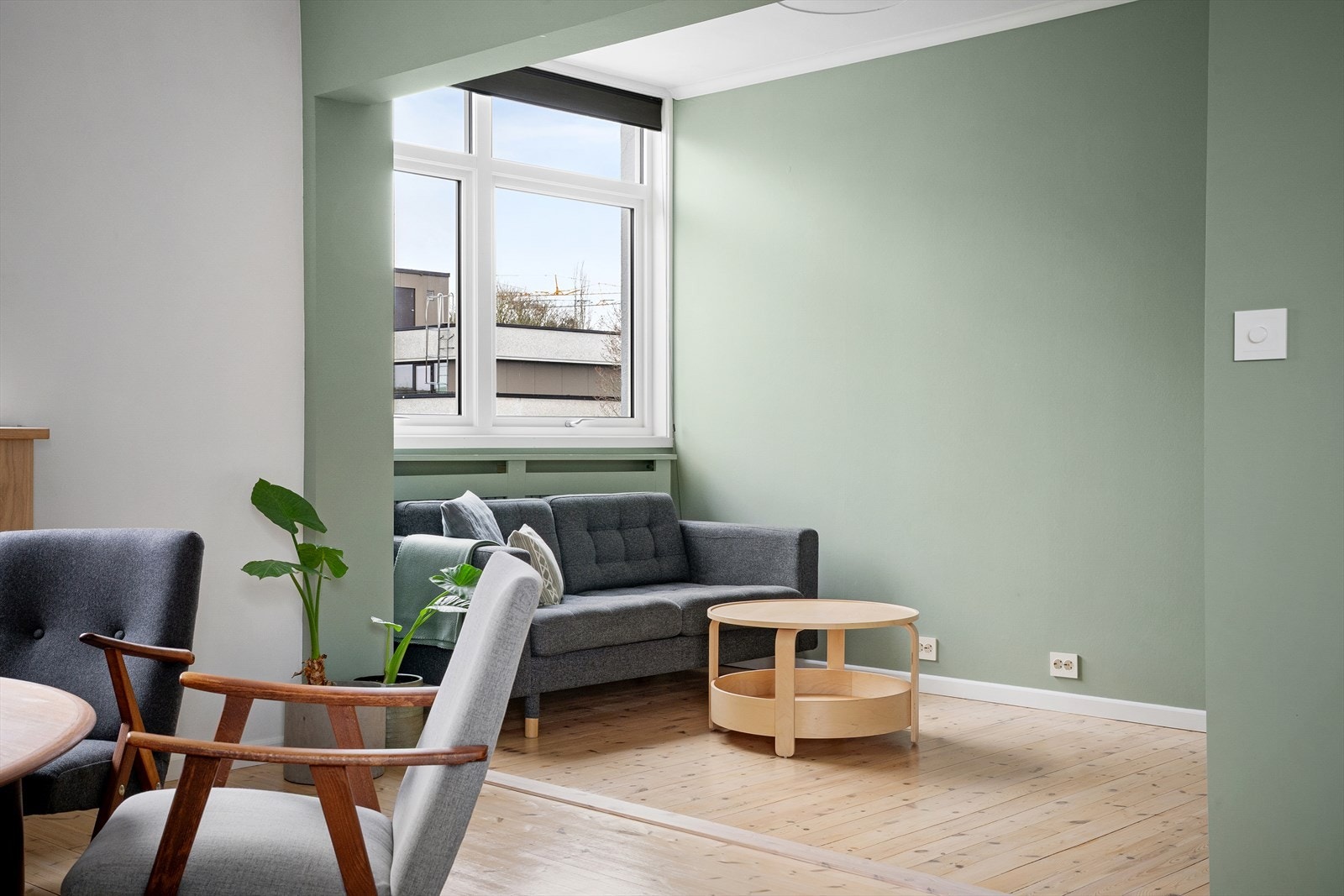 Innerst i stuen er det en tilbaketrukket tv-stue. Enkelt å gjøre om til ekstra soverom om en ønsker. Galleribilde