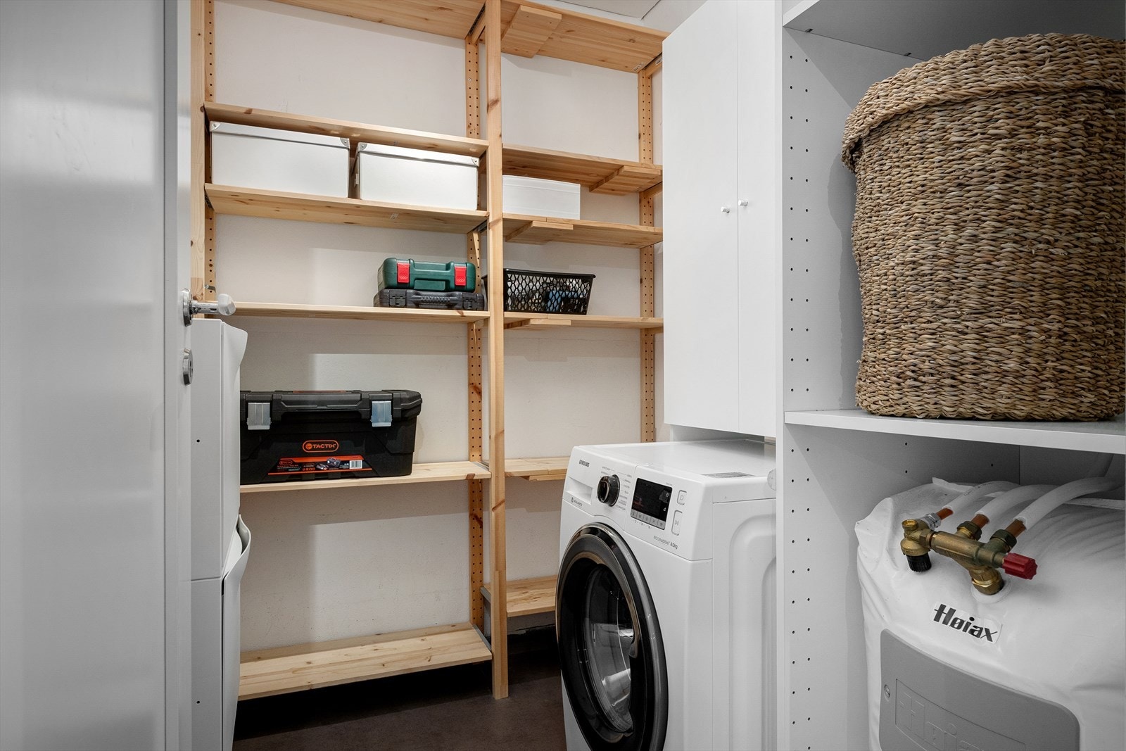 Bod/vaskerom med mye hylleplass. Så får du rotet ut av badet. Galleribilde