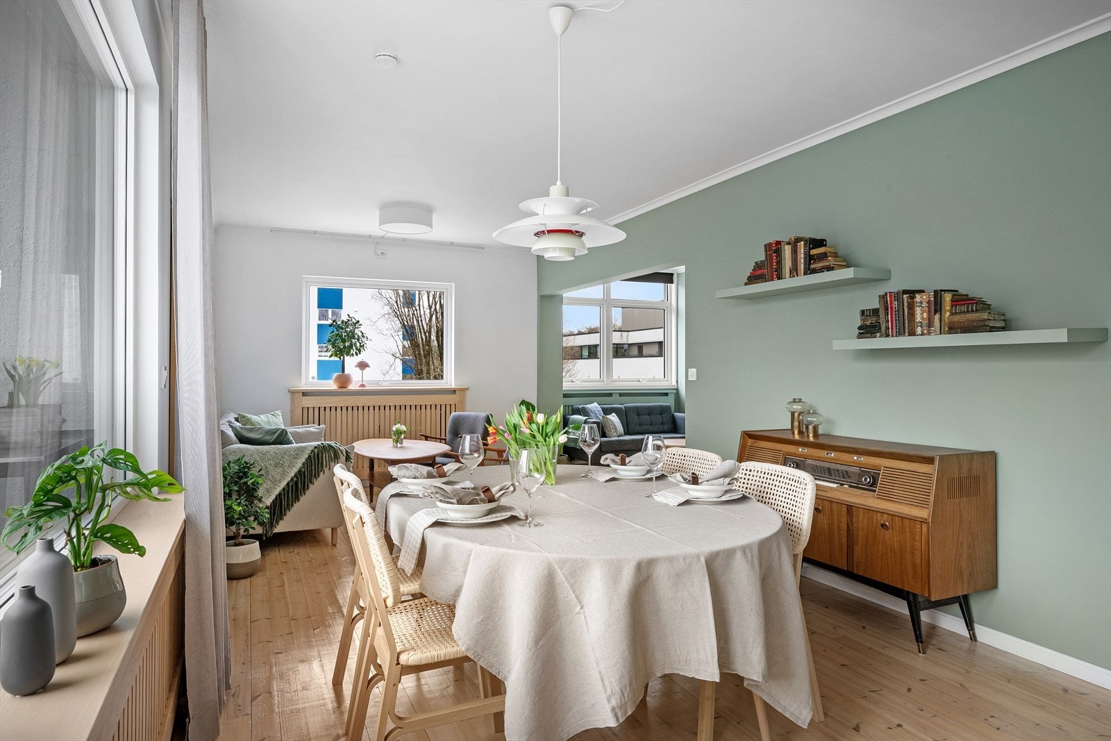 God veggplass for kommoder, reoler og mer. Originale tregulv i pen kontrast til moderne vegger. Møbelsnekrede innramminger av vannbåren varme radiatorer. Rikelig med plass til langbord, lounge og tv-stue tilbaketrukket. Galleribilde