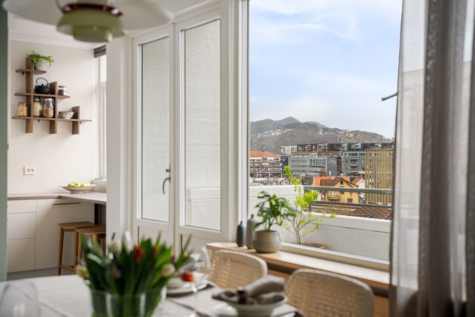 Dan Chruickshank presenterer: Innbydende, lun leilighet m/store rom, mye naturlig lys og en fin planløsning. Utsikt til bynutene. Miljøgate. Solrikt. Galleribilde