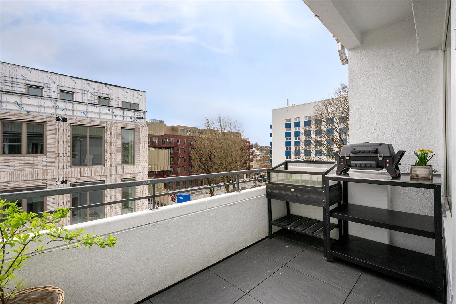 En av to balkonger med plass til grilling, lite drivhus for urtene, stoler og bord. Her nyter du både miljøgaten eller bynutene. Galleribilde