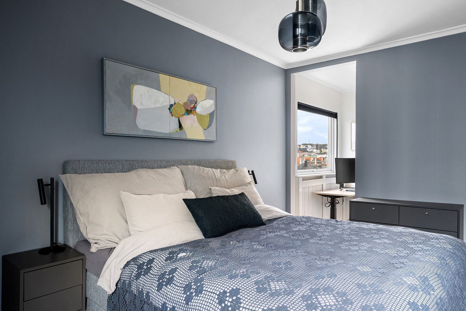 Hovedsoverom med egen walk in garderobe og hjemmekontor. Plass til ekstra kommoder og nattbord. Galleribilde