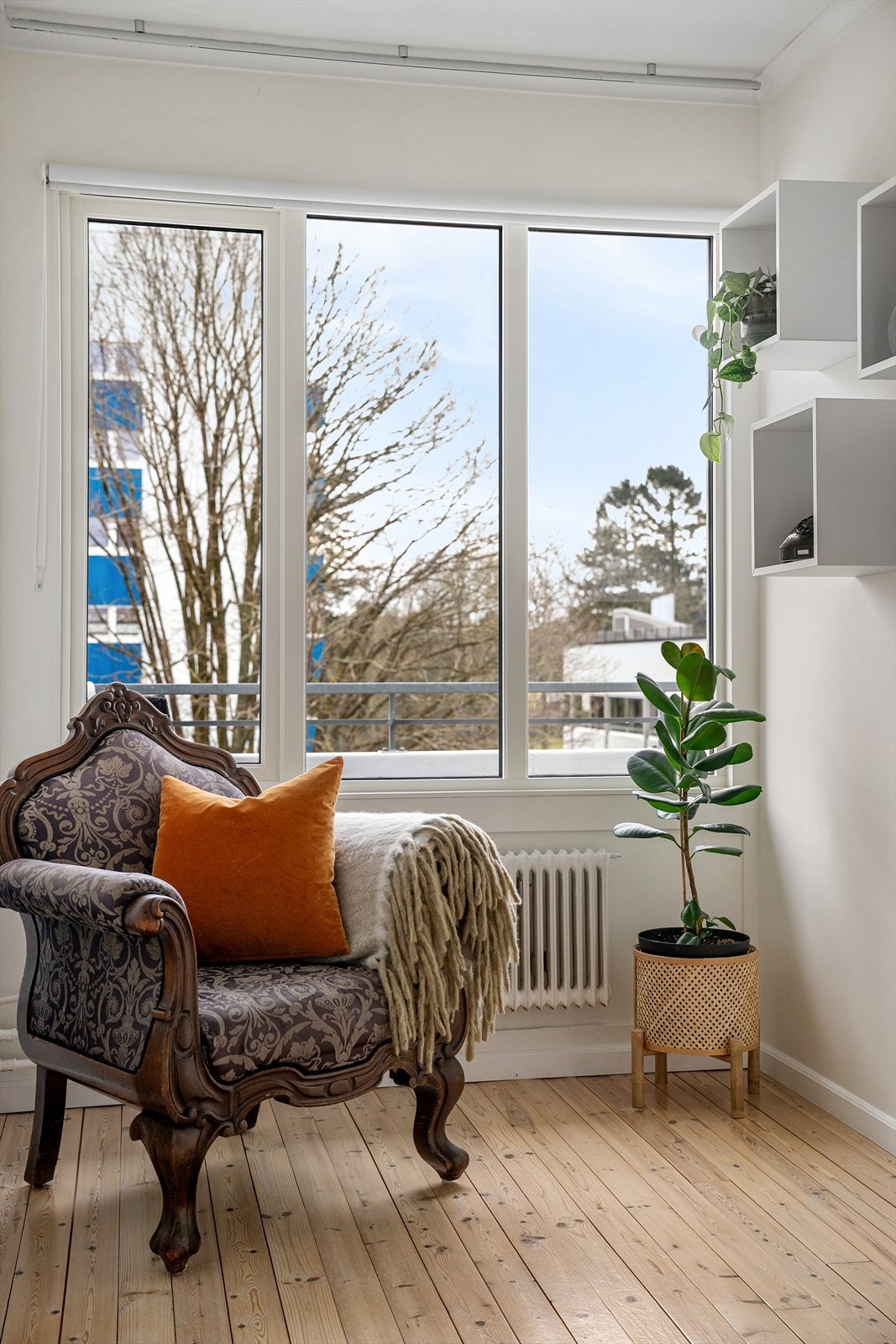 Grønne lunger utenfor vinduet gir en fin atmosfære inne. Galleribilde