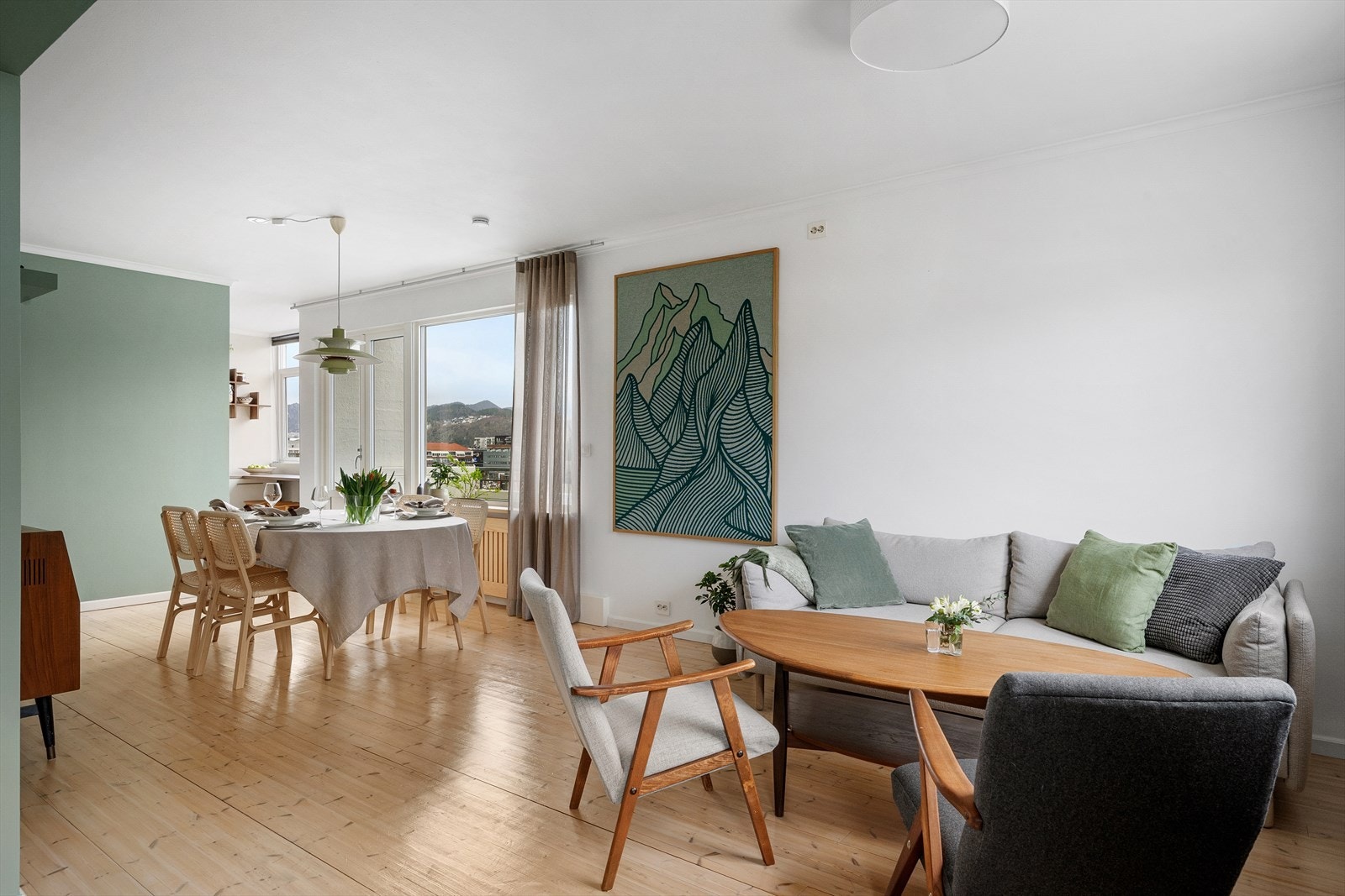 Stuen innbyr til besøk og fungerer flott i hverdagen om dere vil gjøre ulike ting samtidig. Galleribilde