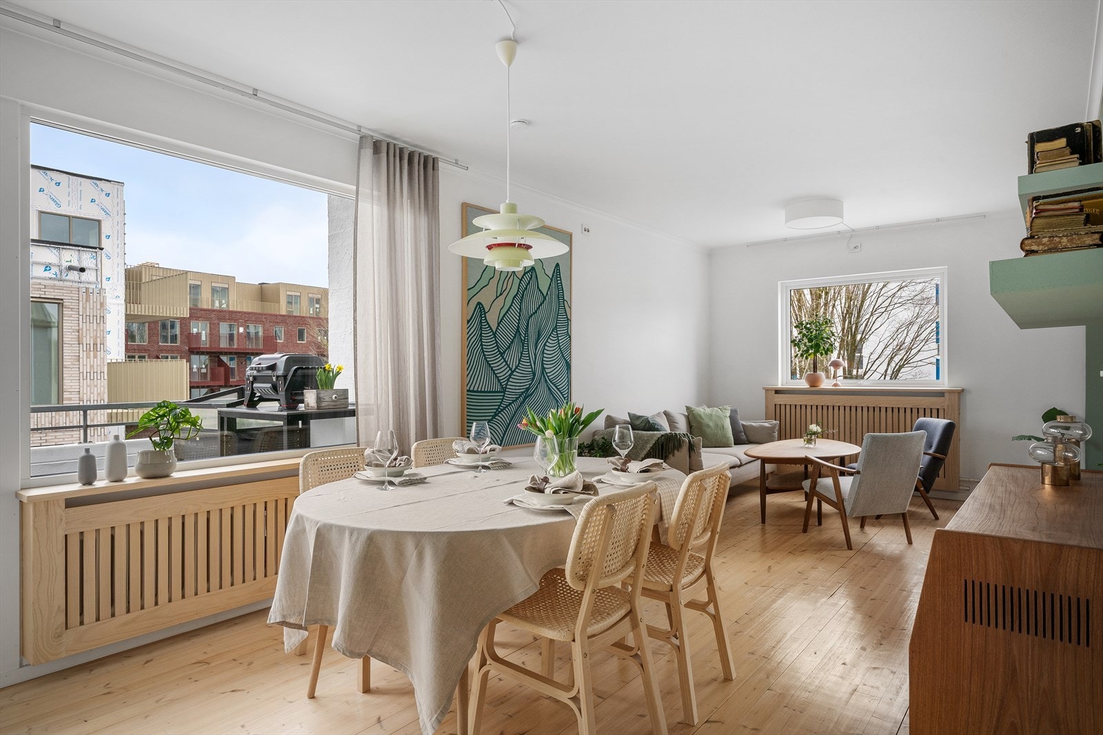 En lys og innbydende stue. Møbelsnekrede innramminger av vannbåren varme radiatorer. Rikelig med plass til langbord, lounge og tv-stue tilbaketrukket i innhukket. Galleribilde