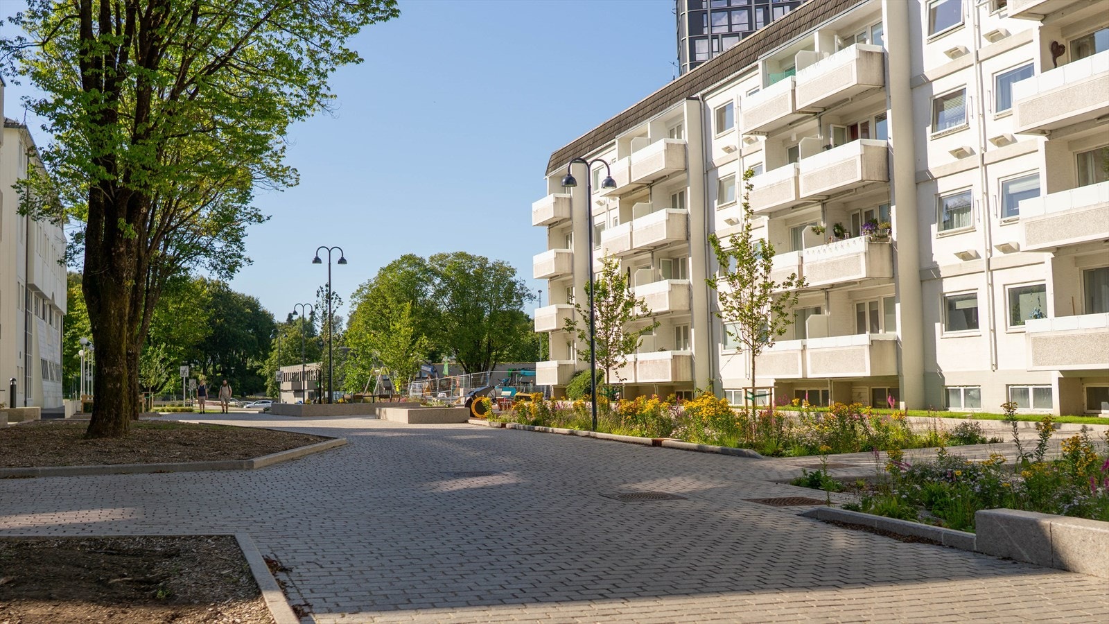 Ideelt plassert i kanten av sentrum og i grensen til Sandvedparken med ny, flott miljøgate - nye flotte nabobygg og togstasjon bak naboblokken. Galleribilde