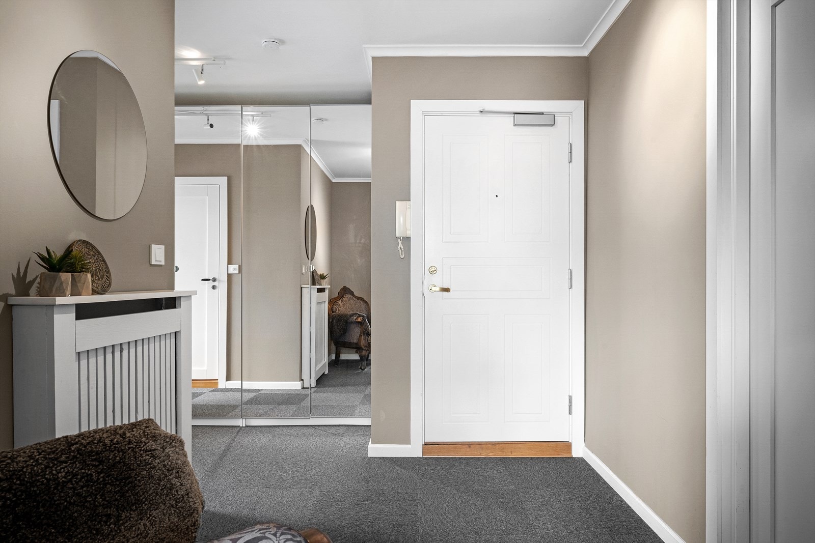 Hall/gang med teppeflis som kan skiftes ut etter ønske. God plass for kommoder og oppbevaring, samt stor garderobe med speil. Galleribilde