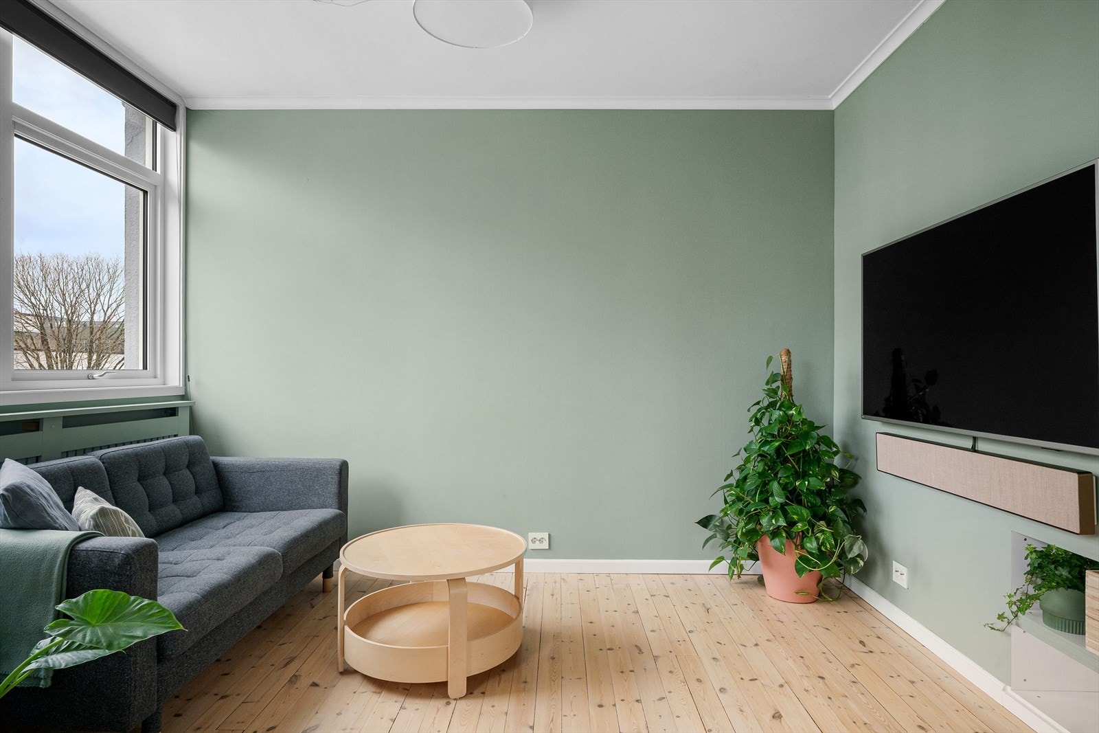 Nisje for lagring. Originale tregulv i pen kontrast til moderne malte veggflater. Innerst i stuen er det en tilbaketrukket tv-stue. Enkelt å gjøre om til ekstra soverom om en ønsker. Galleribilde