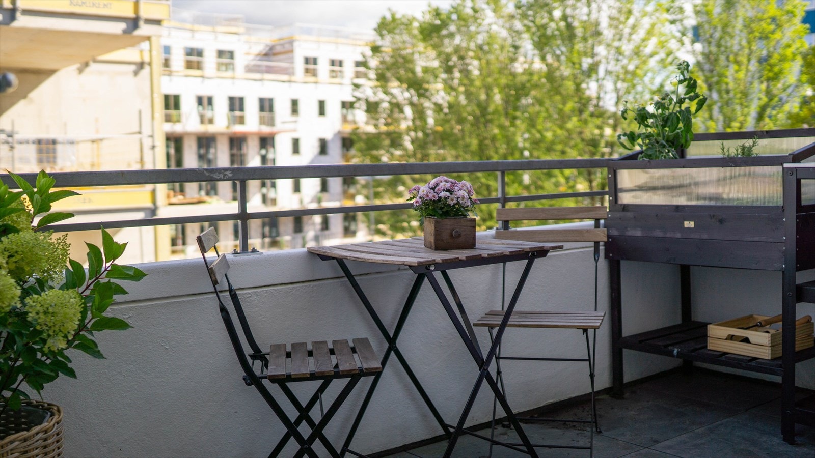 En av to balkonger med plass til grilling, lite drivhus for urtene, stoler og bord. Her nyter du både miljøgaten eller bynutene. Galleribilde