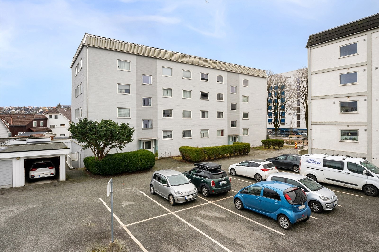 Nåværende eier har hatt garasje. Den må lyses ut internt i borettslaget/blokken ved salg, men det har vært lite venteliste og nylig vært tilgjengelig en annen - slik at mulighetene er gode. Garasje må lyses ut etter ansiennitet og følger ikke salget. Galleribilde