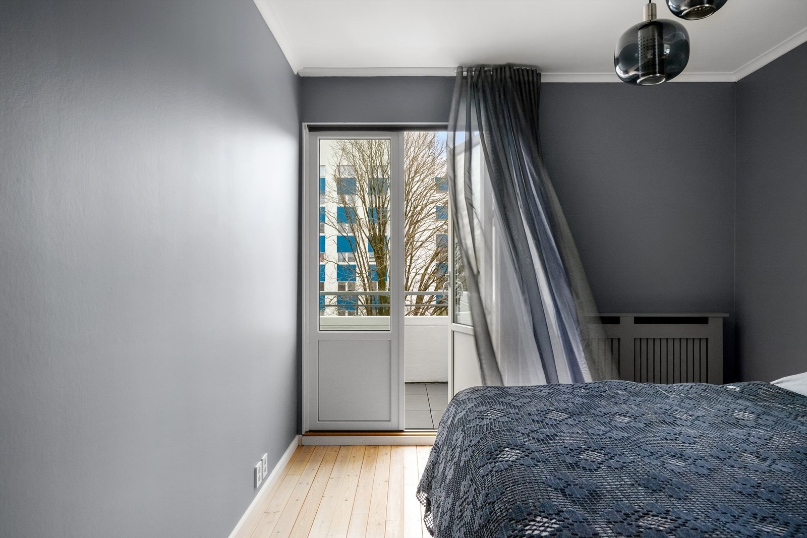 Romslig hovedsoverom med egen walk in garderobe og hjemmekontor. Galleribilde