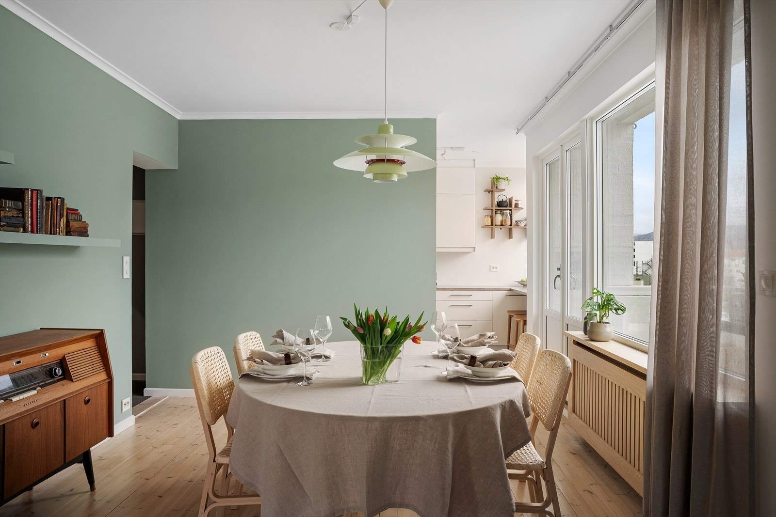 Herlige lysforhold, god veggplass for møblering og en eller flott atmosfære. Her trives du. Galleribilde