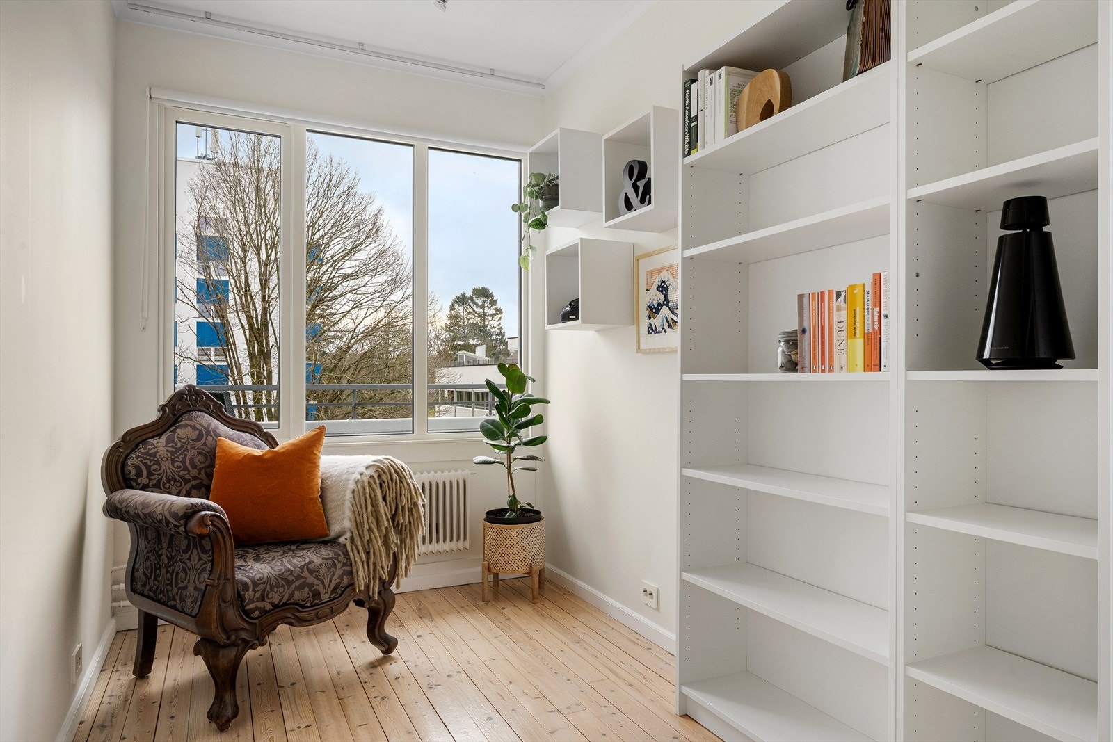 Soverom nr. 2 har plass til mer enn bare seng. Her kan du kombinere bruken for gjester, kontor eller gaming. Kanskje en liten tv-stue? Galleribilde