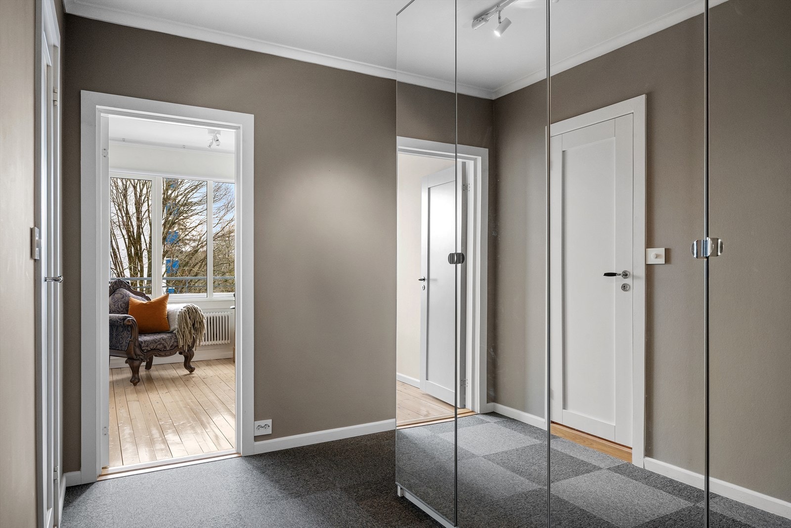 Hall/gang med teppeflis som kan skiftes ut etter ønske. God plass for kommoder og oppbevaring, samt stor garderobe med speil. Galleribilde