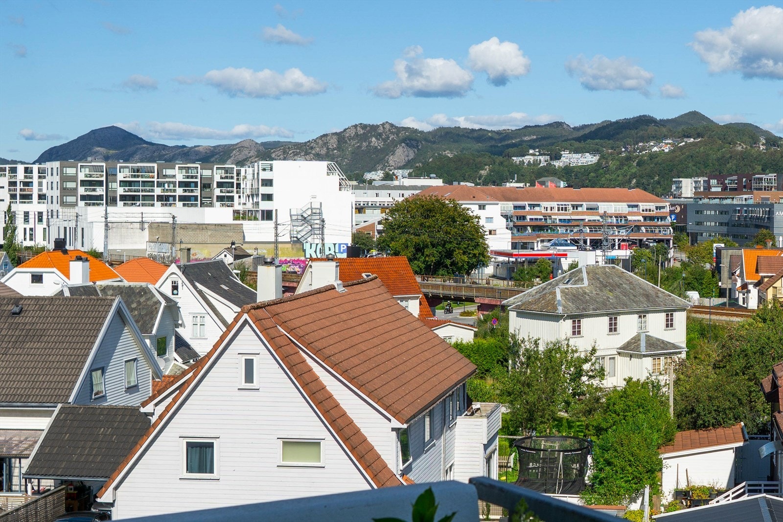 Utsikten gir en flott kombinasjon av bybildet og bynutene med grønne lunger. Galleribilde