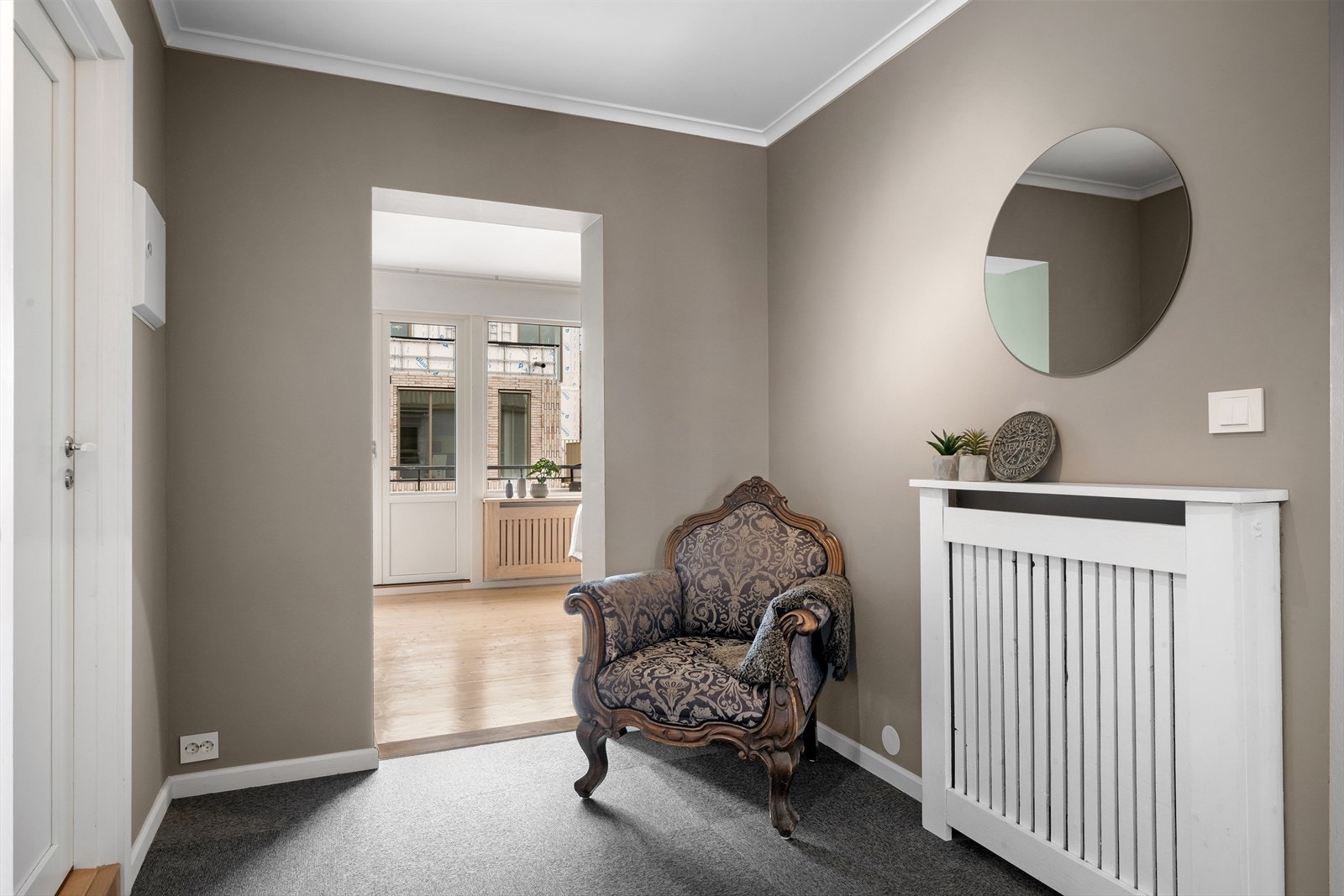 Hall/gang med teppeflis som kan skiftes ut etter ønske. God plass for kommoder og oppbevaring, samt stor garderobe med speil. Galleribilde