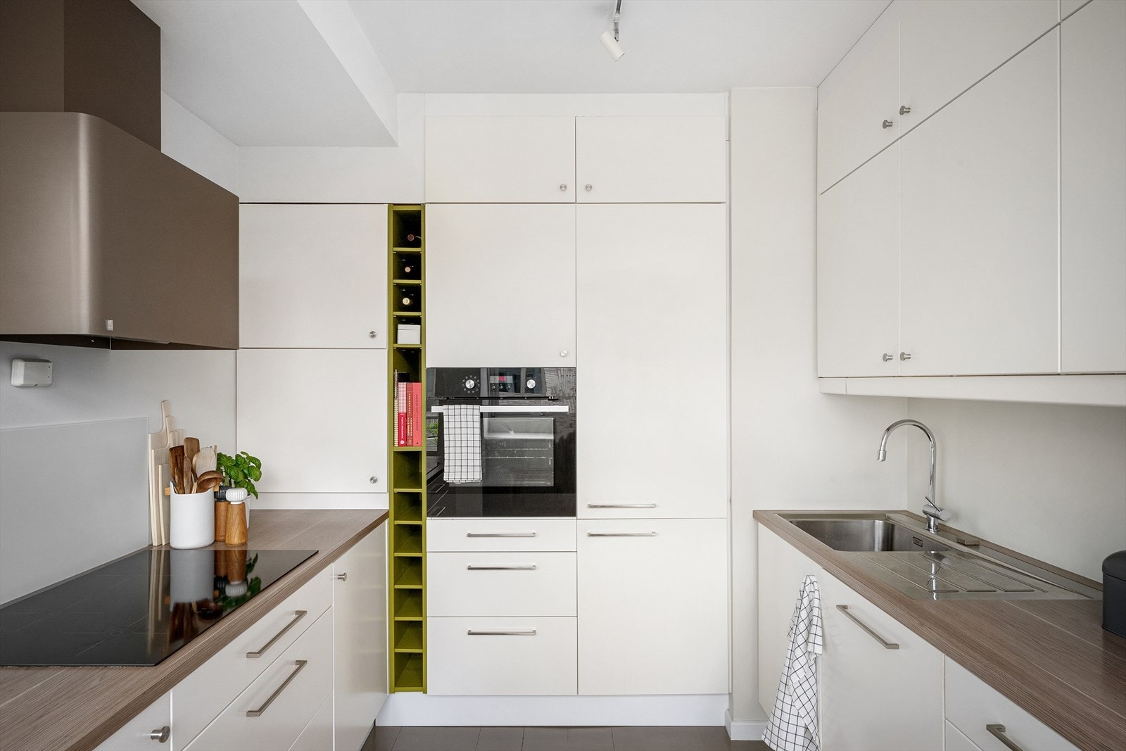 Svært praktisk lagt opp og stilren innredning med betydelig oppbevaringskapasitet. Vinhyller. Hvitevarer i arbeidshøyde gjør det enkelt og praktisk. Godt med arbeidsbenk og funksjonell plassering av de ulike elementene. Galleribilde