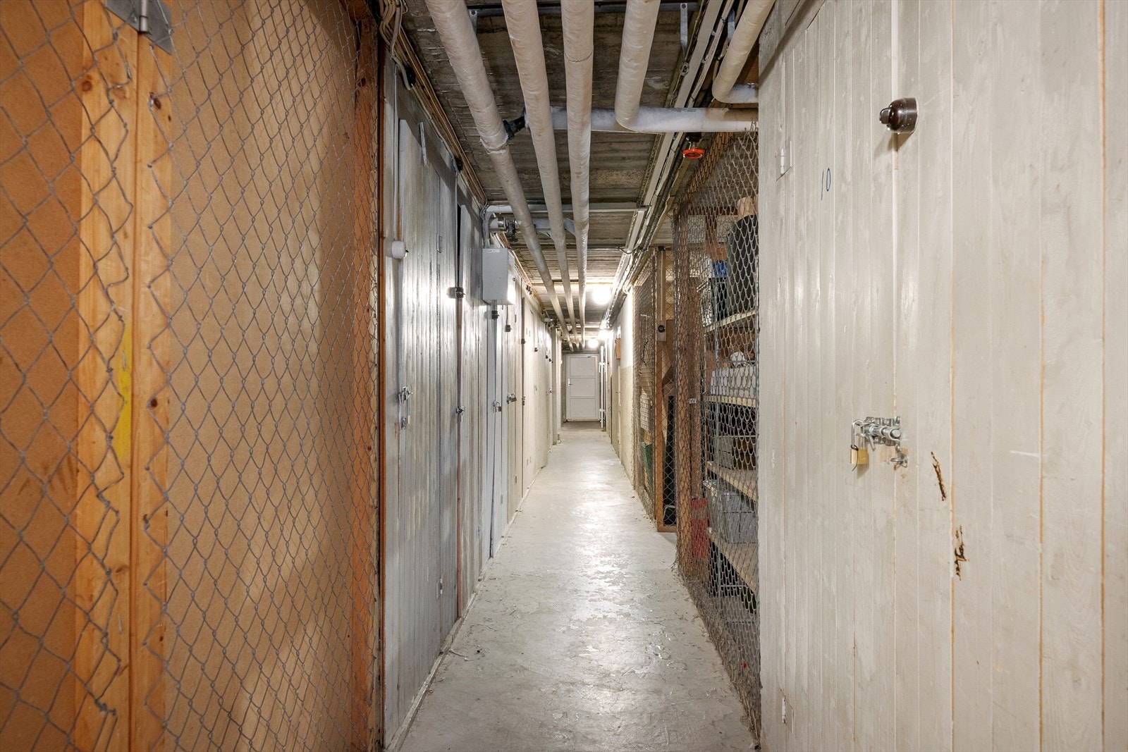 Boder nede. Totalt 4 boder med ca 20kvm lagring. Noe med lav takhøyde slik at det ikke er formelt sett målbart. Galleribilde