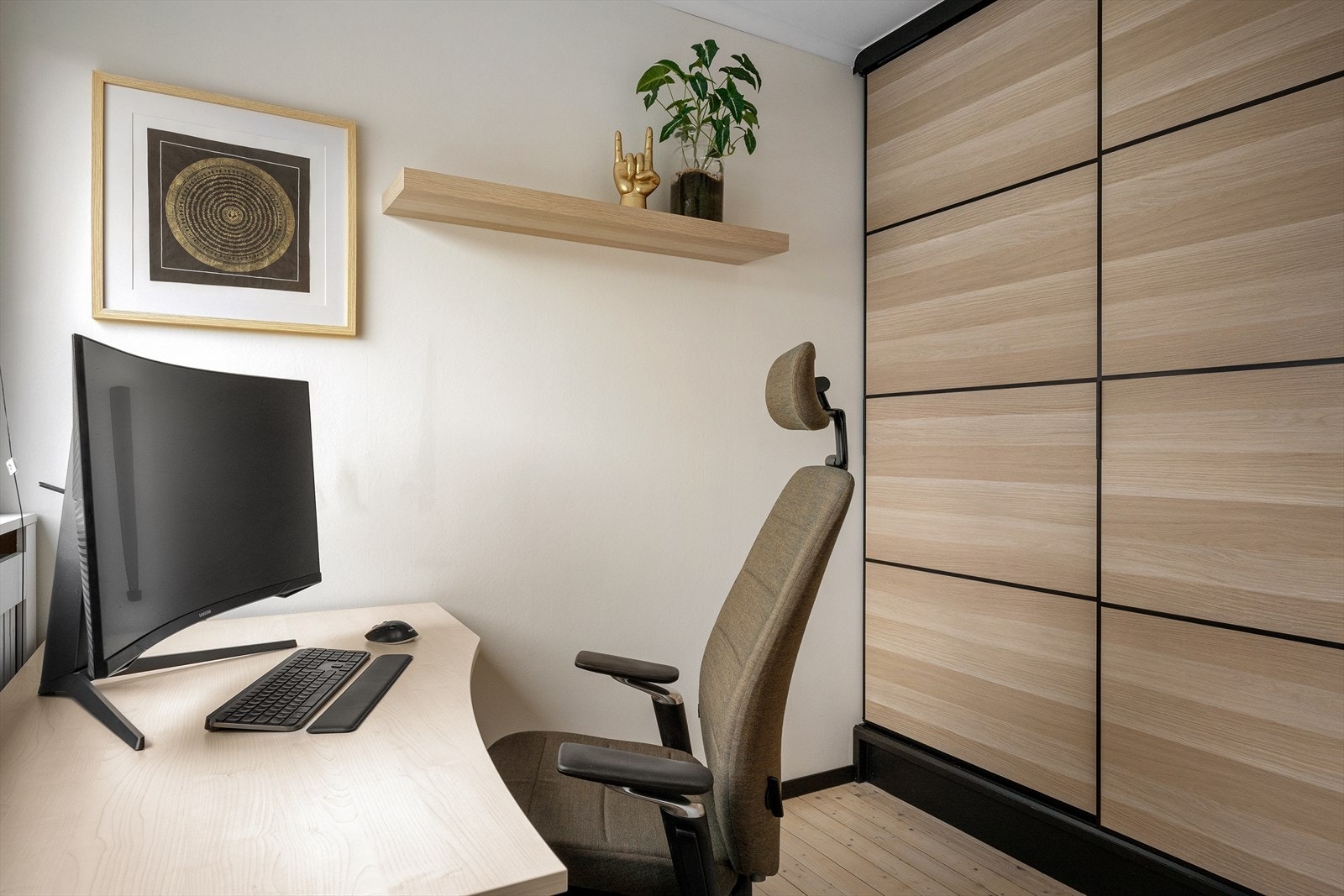 Romslig skyvedørsgarderobe i egen walk in løsning. Perfekt for hjemmekontor i tillegg med naturlig lys og vindu. Mulighet for å flytte på dør og tette igjen - gir ekstra soverom. (Søknadspliktig.) Galleribilde