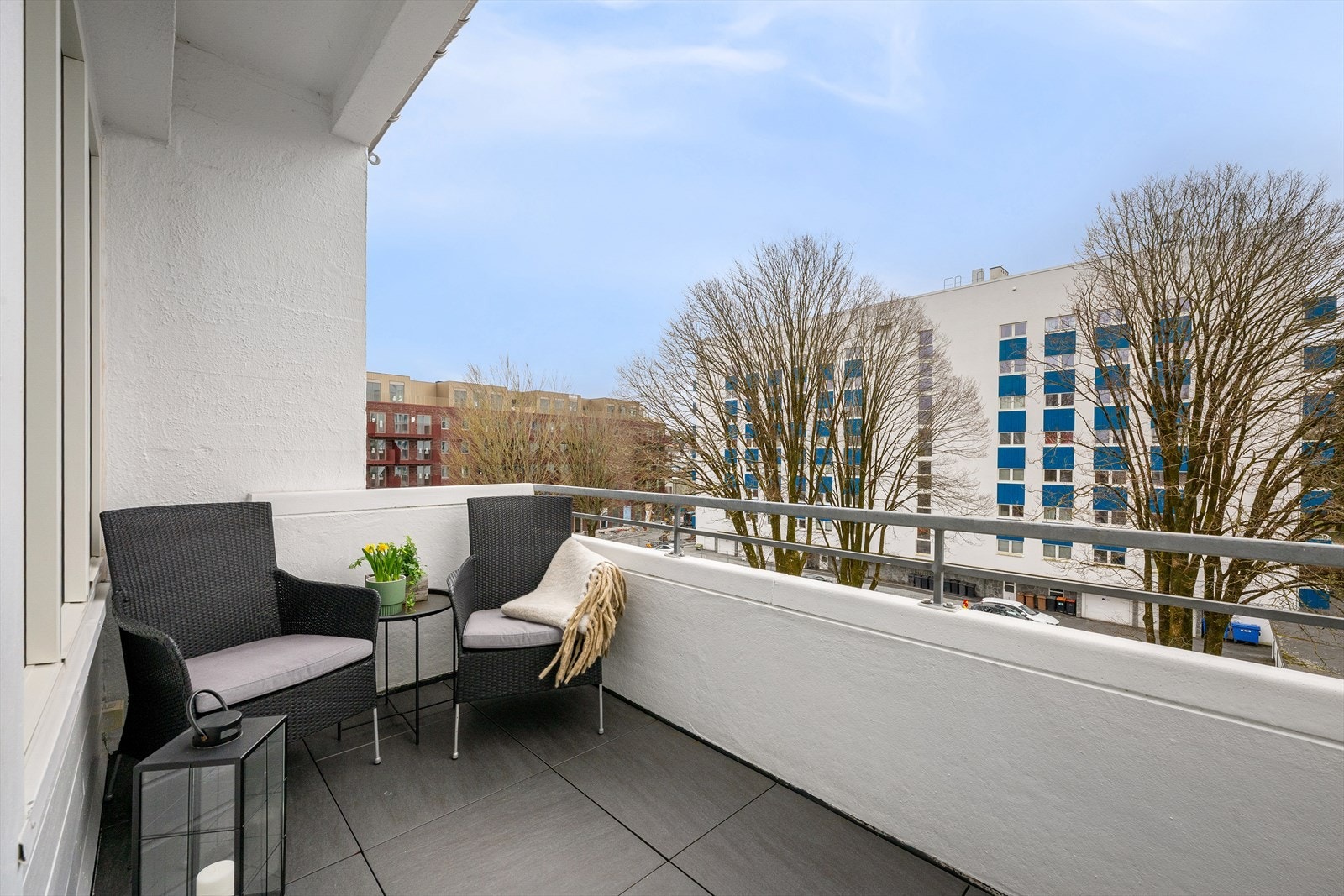 En av to balkonger. God plass til stoler og bord for å nye utsikten til nydelig miljøgate. Perfekt bylivs opplevelse med plassering som gir de beste av to verdener. Galleribilde