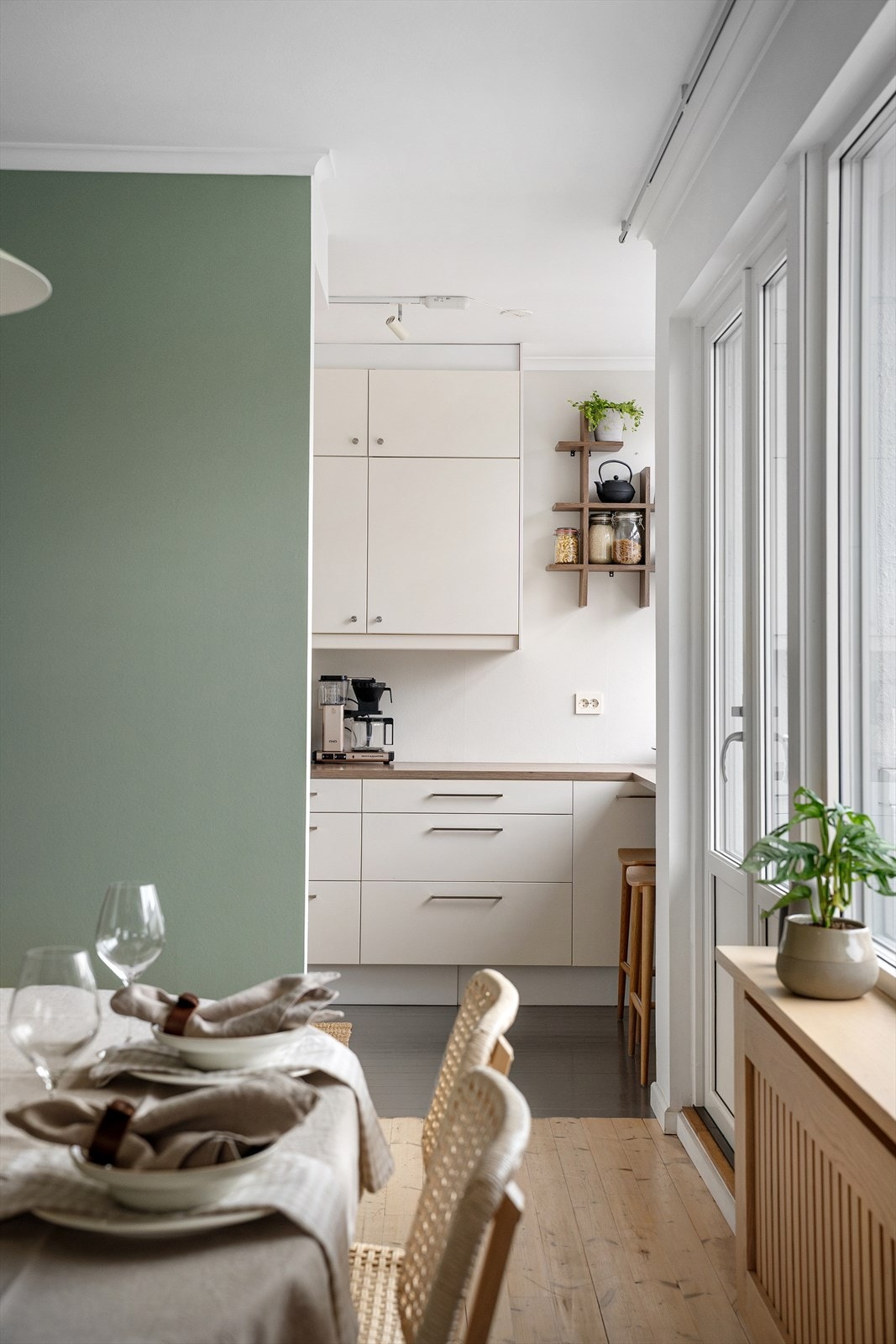 Tilbaketrukket kjøkken, men likevel direkte kontakt med spisestuen eller ut på en av balkongene. Galleribilde