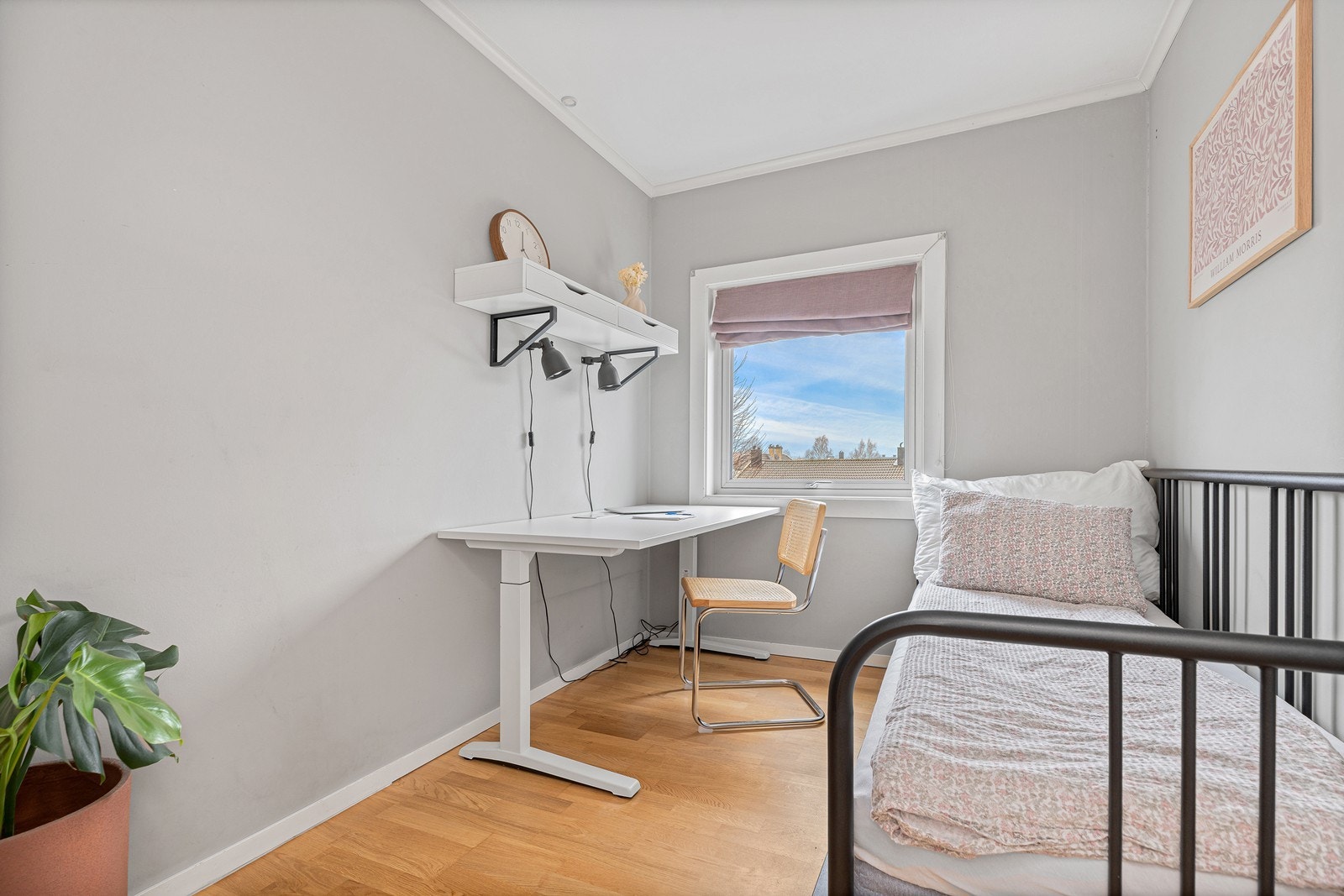 Soverom 2 benyttes i dag som kontor, men kan enkelt innredes etter eget behov Galleribilde