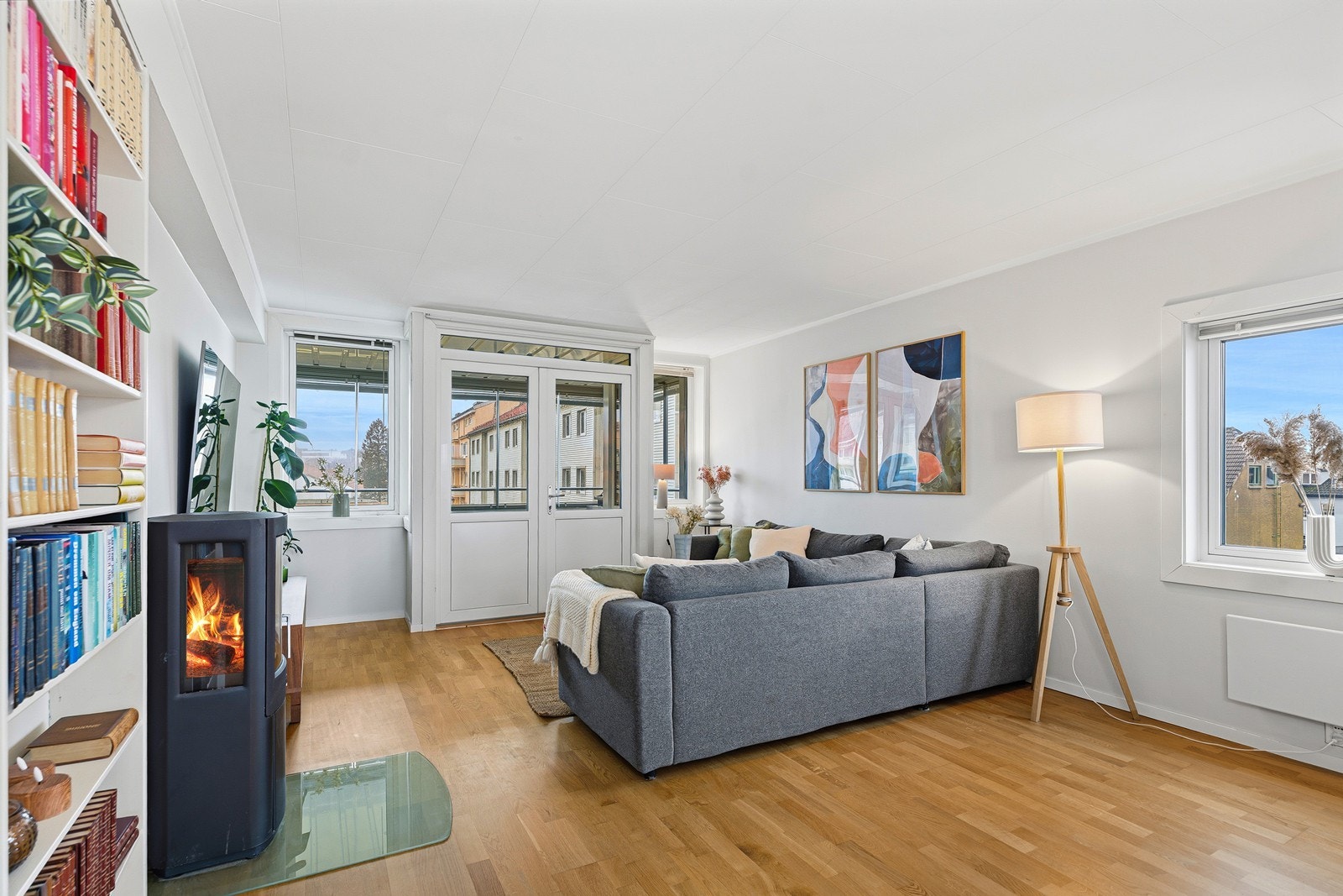 Lys og romslig stue som enkelt kan innredes etter eget behov og ønske Galleribilde