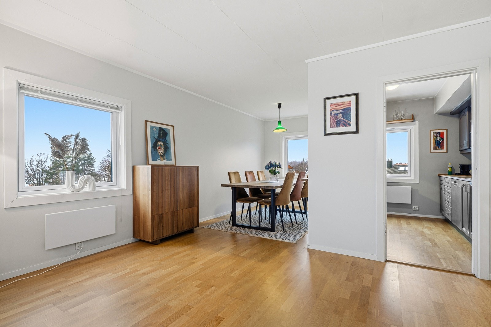 Stuen er meget allsidig og flere i bygget har gjort om spisestuen til et ekstra soverom Galleribilde