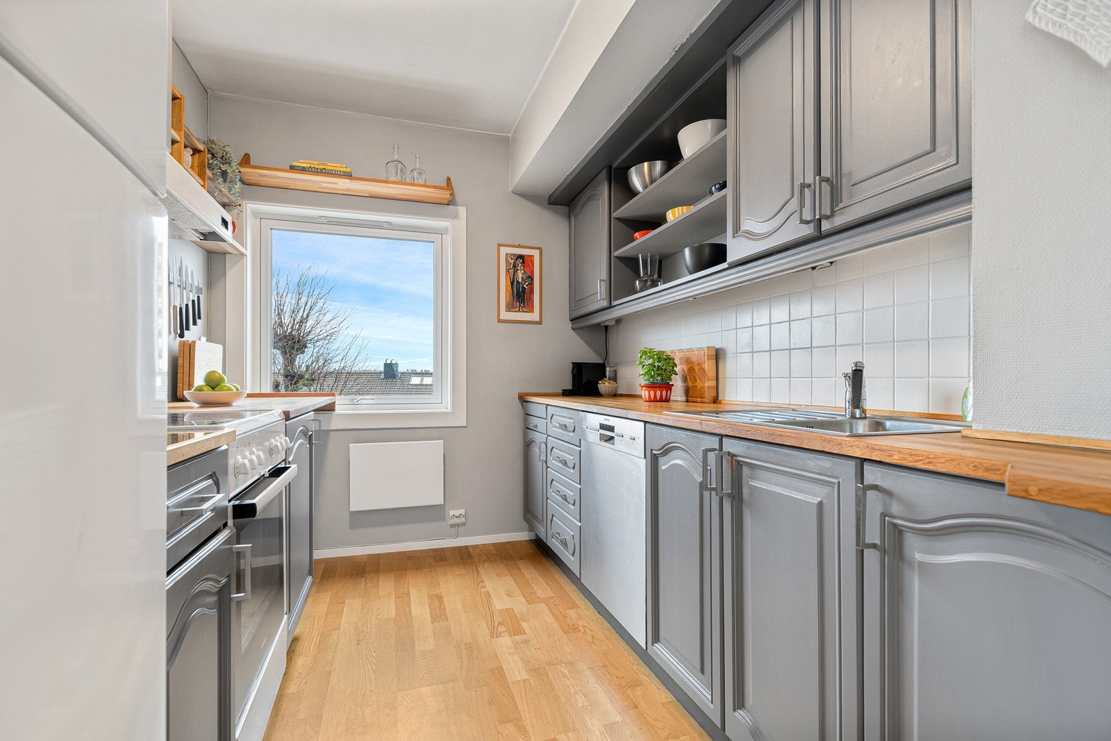 Kjøkkenet er av god størrlese med god plass til oppbevaring i både skuffer og skap Galleribilde