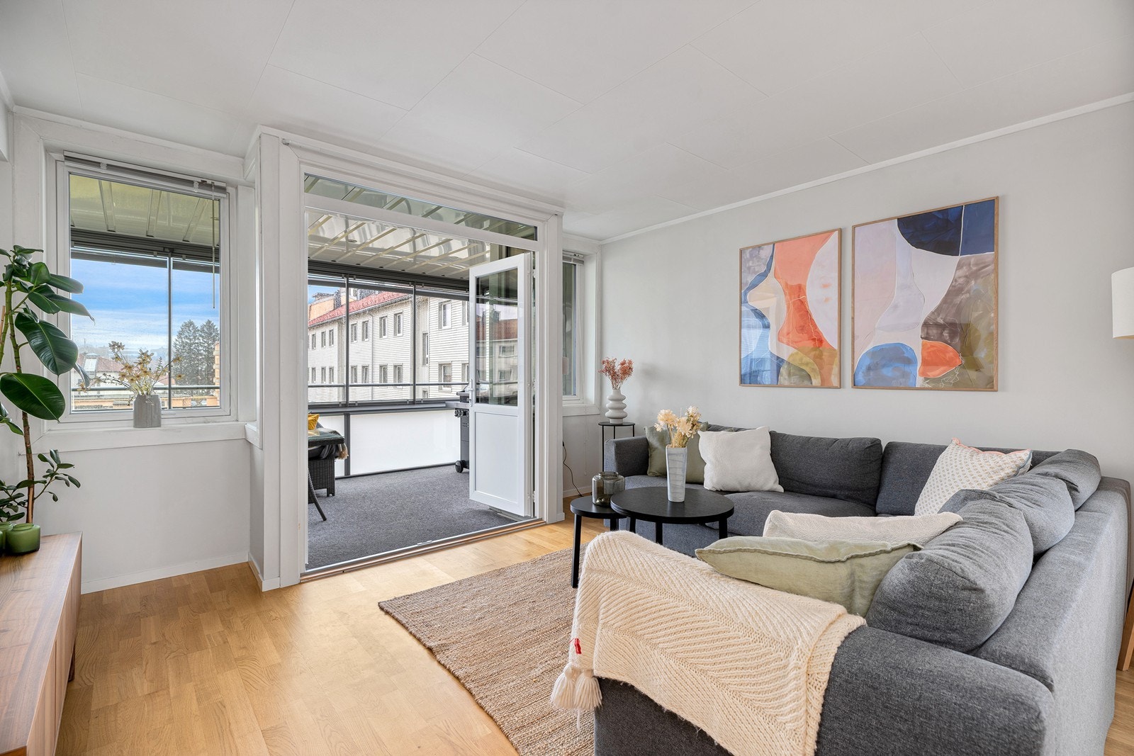 Fra stuen har man direkte adkomst ut til solrik innglasset balkong Galleribilde