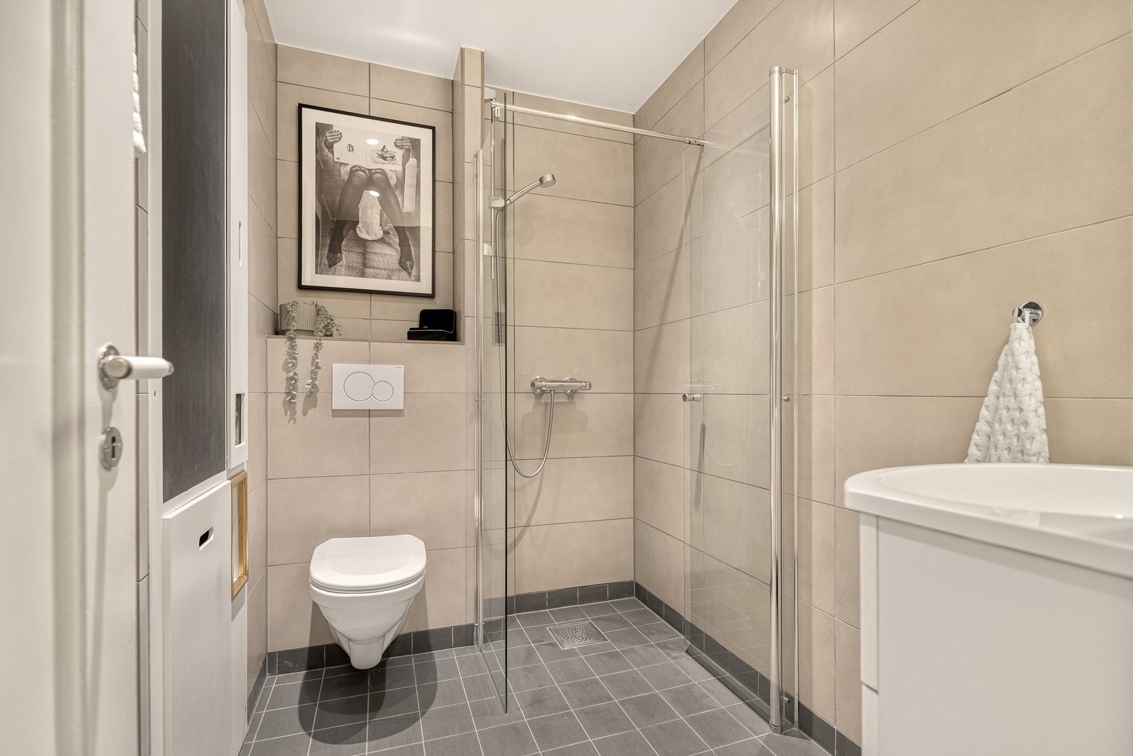 Pent og innbydende bad med flislagte overflater og varmekabler i gulv Galleribilde