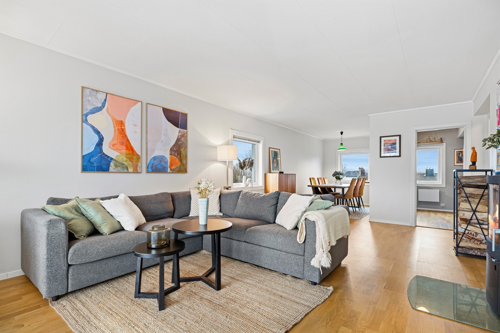 Store vindusflater slipper inn rikelig med naturlig lys og bidrar til en gjennomgående god romfølelse i leiligheten Galleribilde