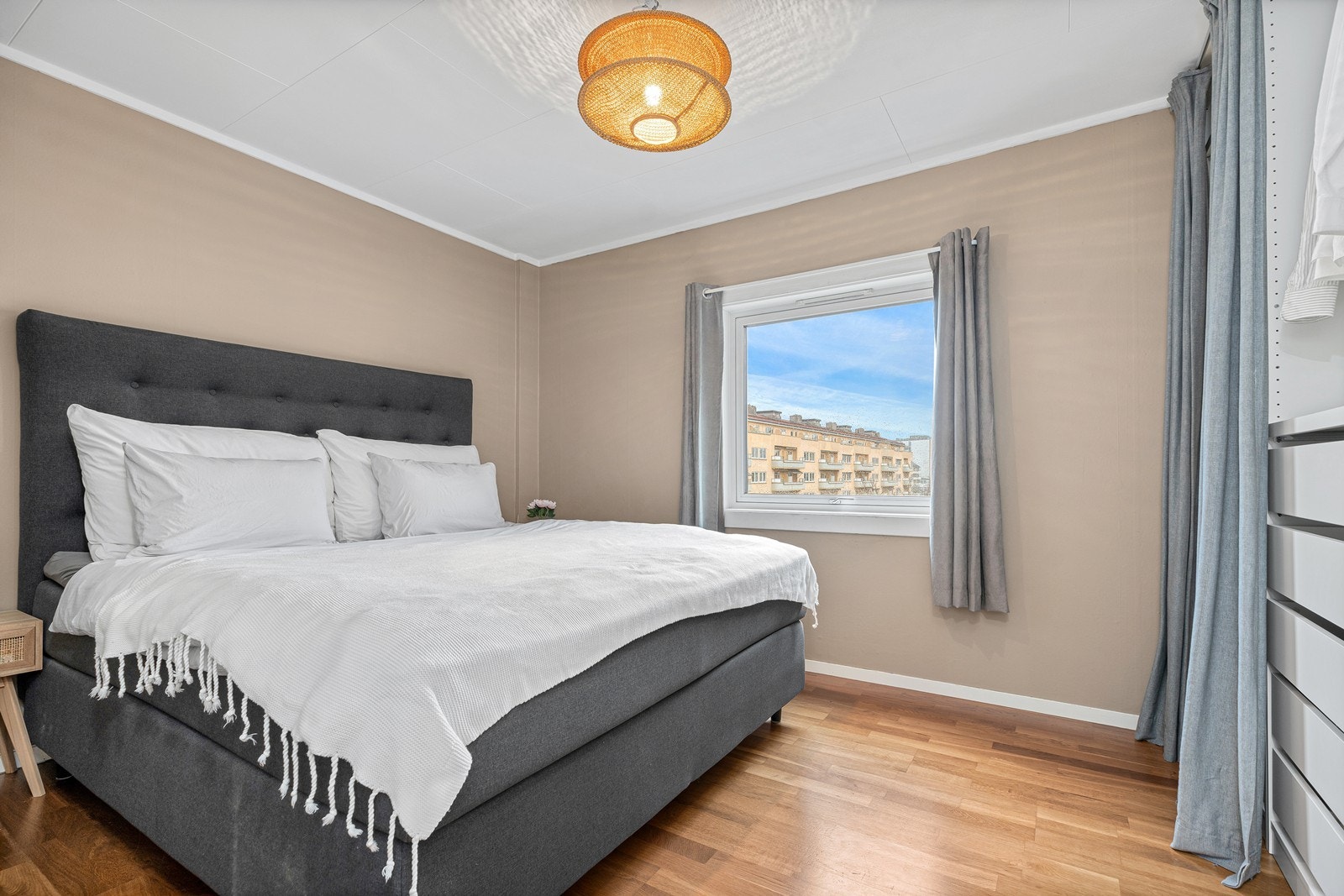 Hovedsoverommet har god plass til dobbeltseng, nattbord og garderobeskap Galleribilde