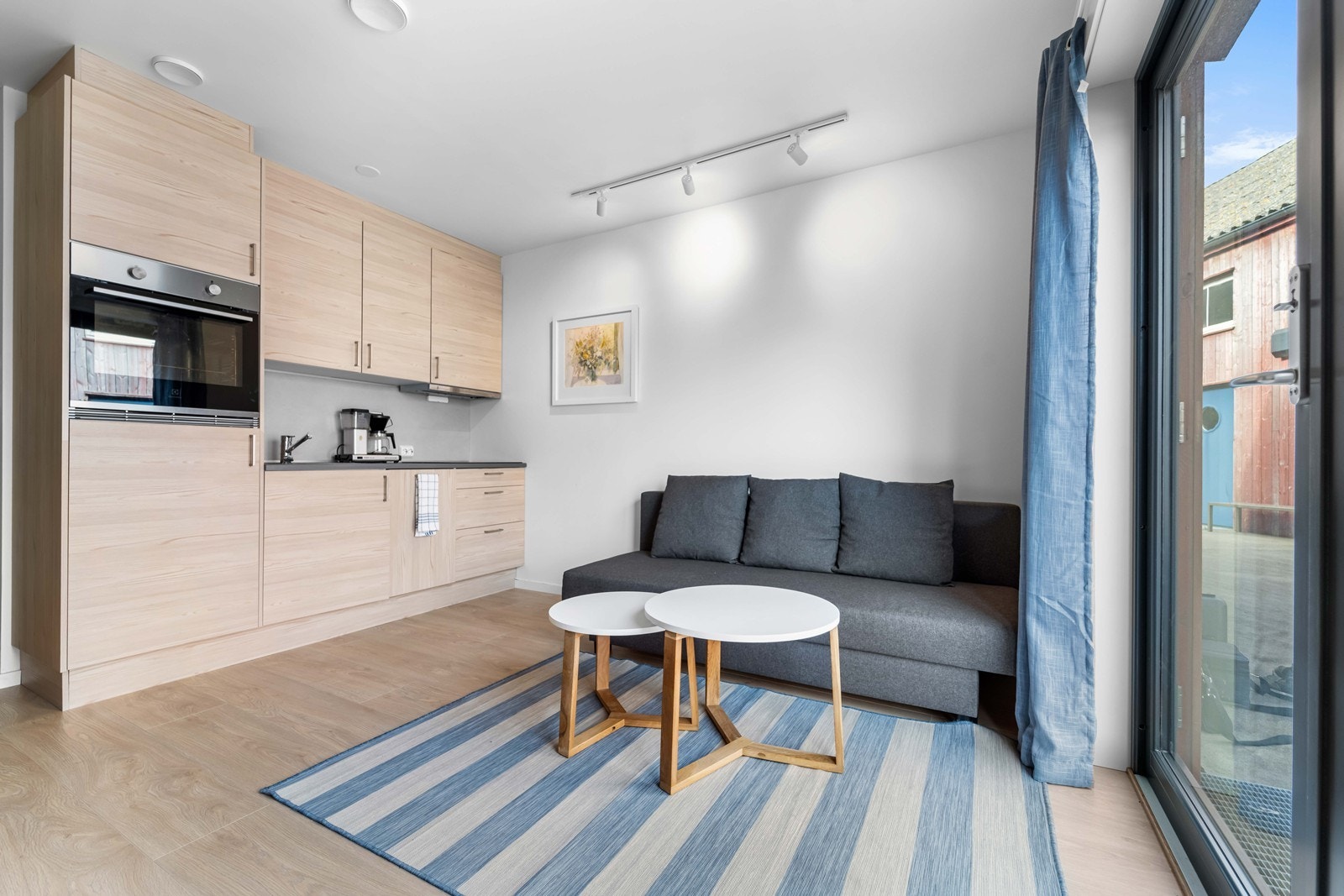 Flott kjøkken/stue med sofaplass og spisebord. Galleribilde