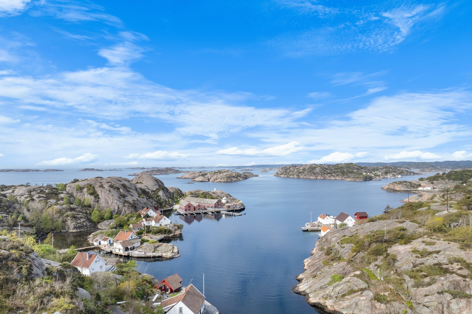 Nydelig plass! Det går også ferje fra Høllen. Se skanav.no for ruteplan evt. Galleribilde