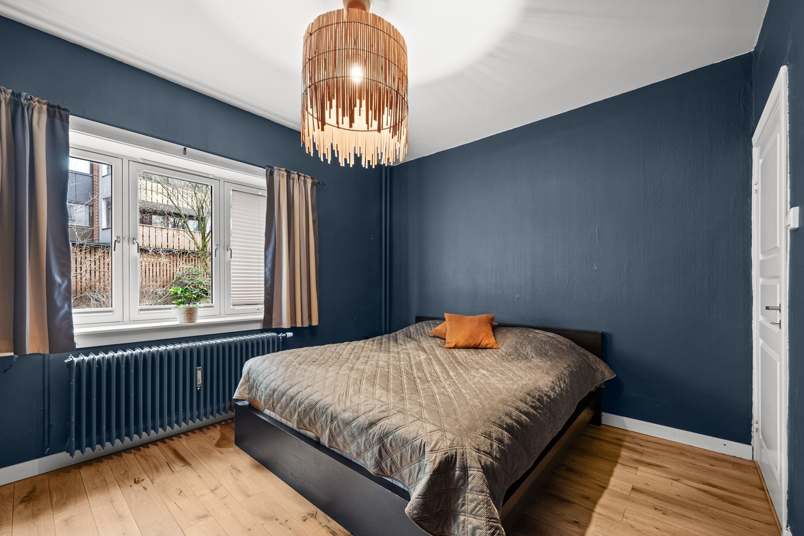 Rommet har parkett på gulv og er malt i en behagelig blåtone. Rommet vender ut mot bakgård. Galleribilde