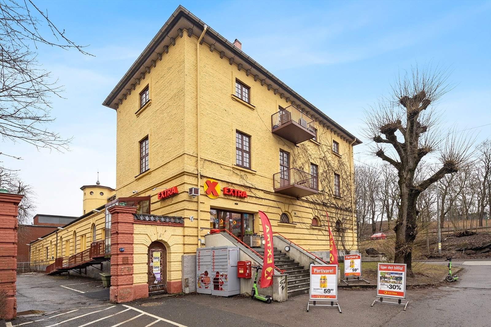 Dagligvarehandel er enkelt tilgjengelig med blant annet Coop Extra og søndagsåpen Bunnpris i umiddelbar nærhet. Galleribilde