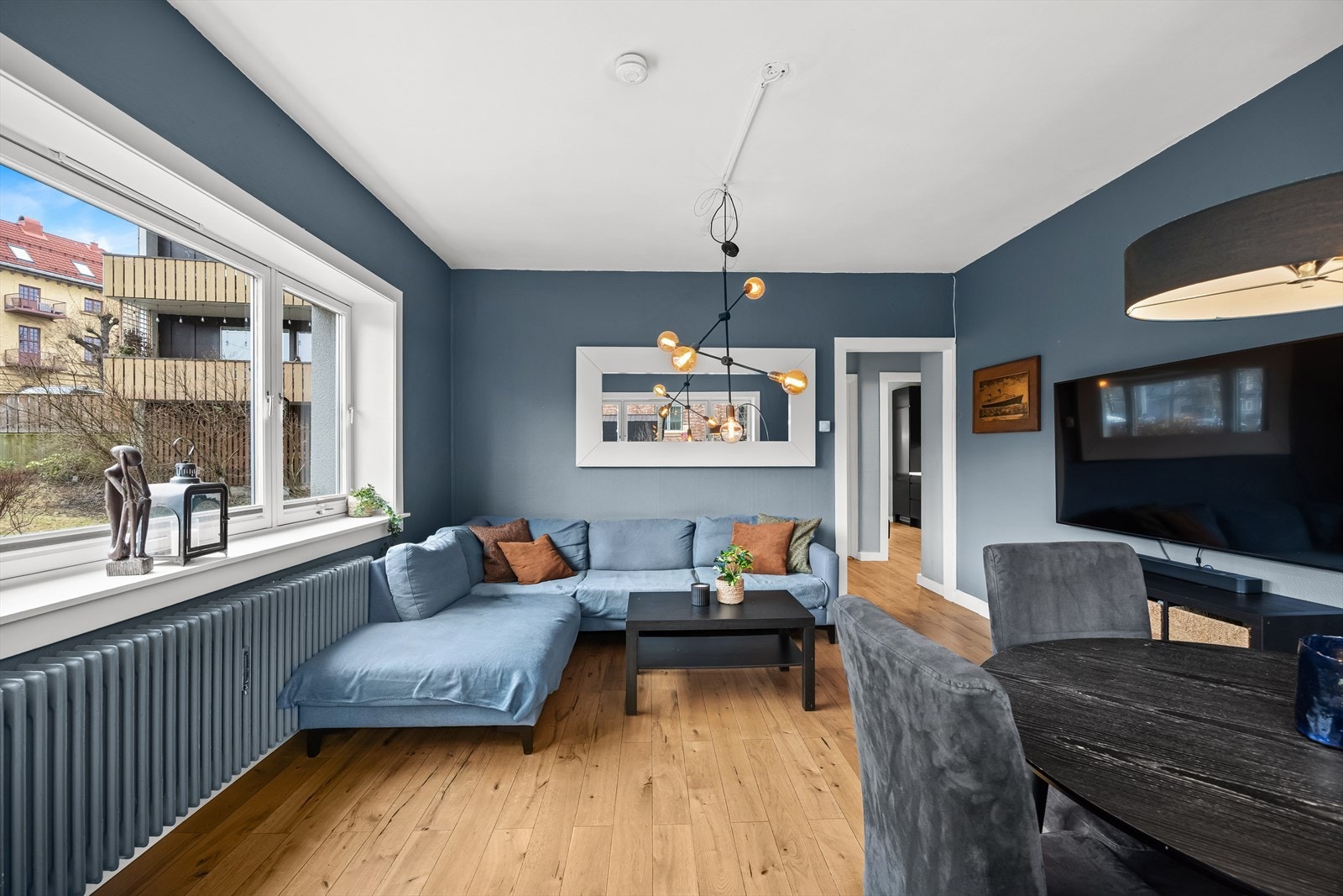 Store vindusflater og en takhøyde på 2,69 meter gir en lys og luftig romfølelse. Galleribilde