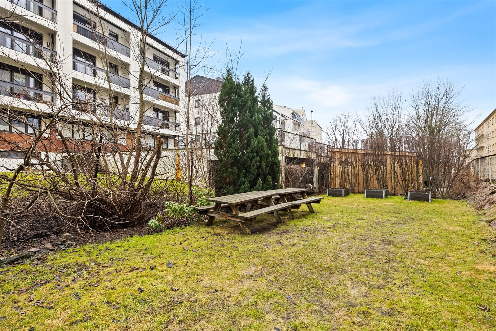 Ole Bulls gate 23A har en attraktiv beliggenhet på Torshov, i et rolig og tilbaketrukket boligområde med kort vei til byens mange tilbud. Galleribilde