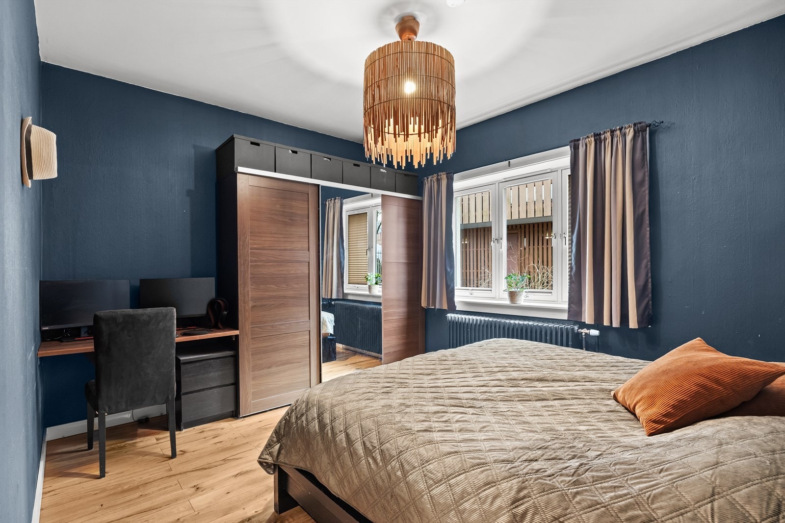 Romslig soverom med skyvedørsgarderobe. Galleribilde