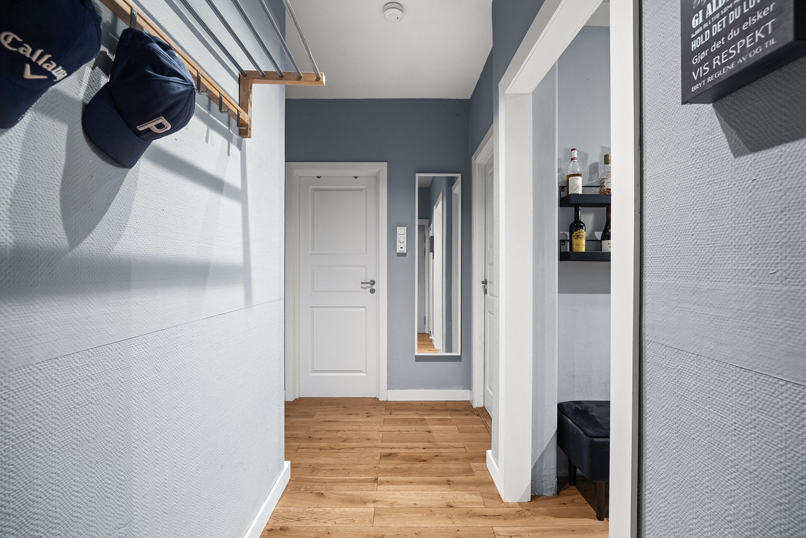 Entré med mulighet for oppbevaring. Leiligheten disponerer to boder på totalt 9 kvm. Galleribilde