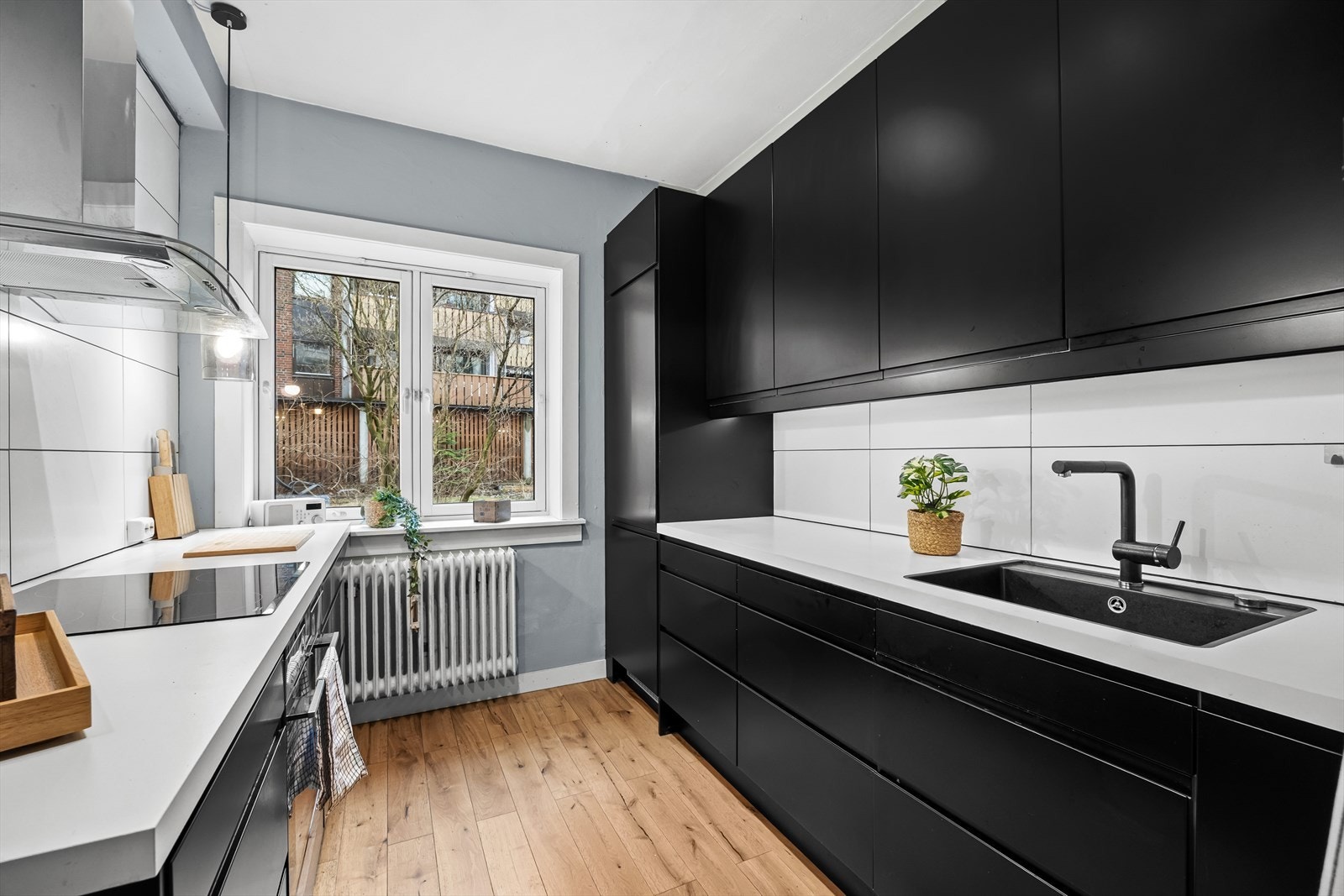 Leiligheten har et separat kjøkken fra 2016 med slette fronter og benkeplate i laminat. Galleribilde