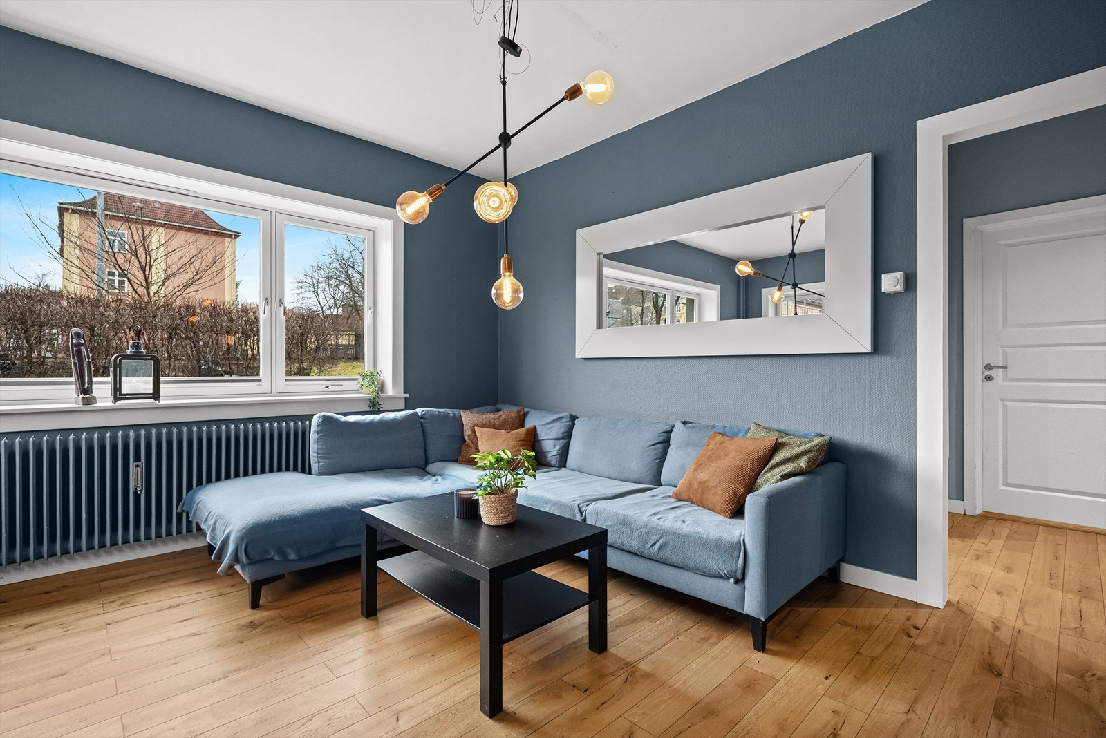 Stuen har en naturlig soneinndeling med god plass til både spisebord og sofagruppe. Galleribilde